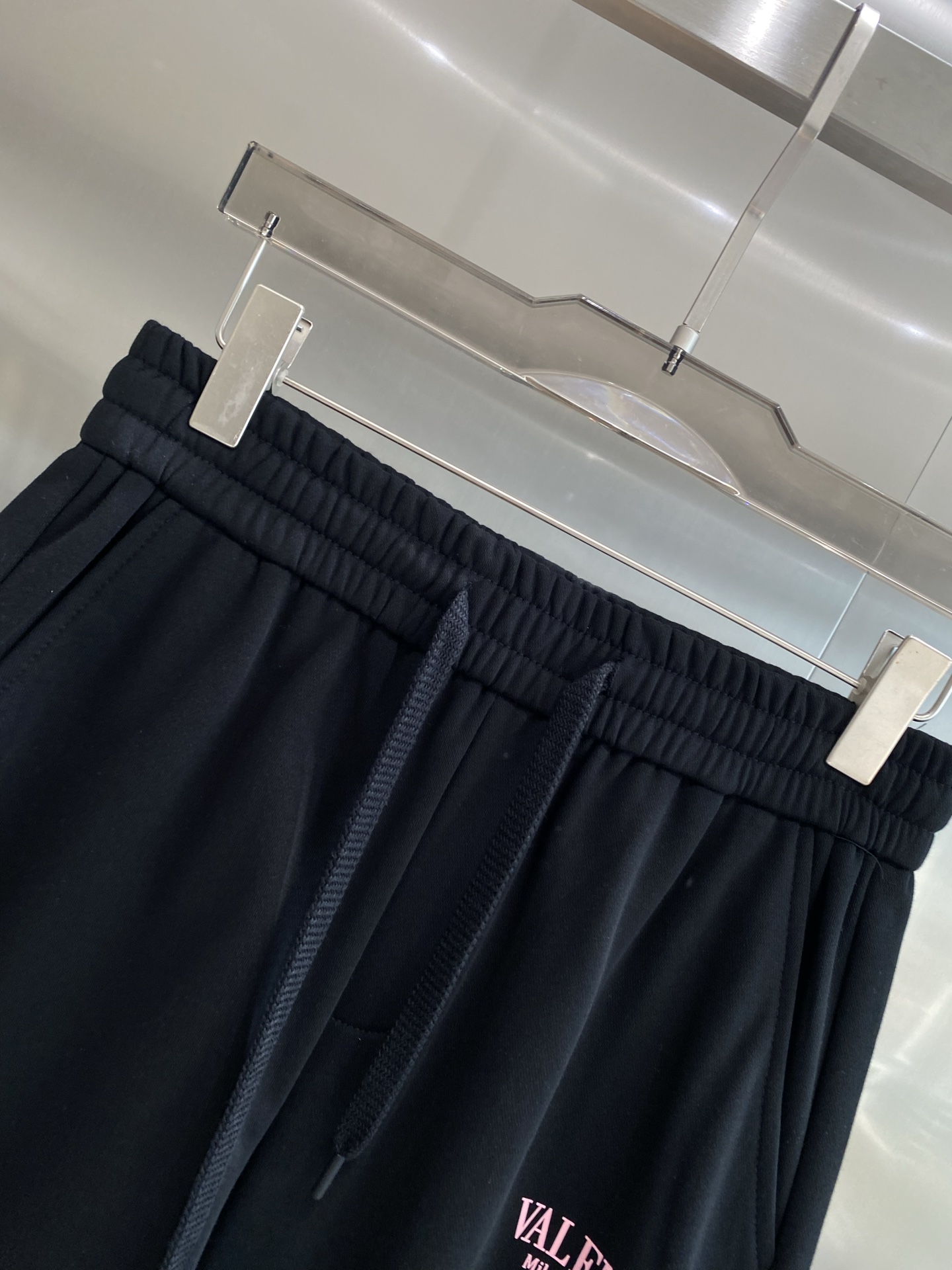 Valentino’s Low-Key Luxury Shorts: New Walloons Fashion with Unique Glamour - 图片 3