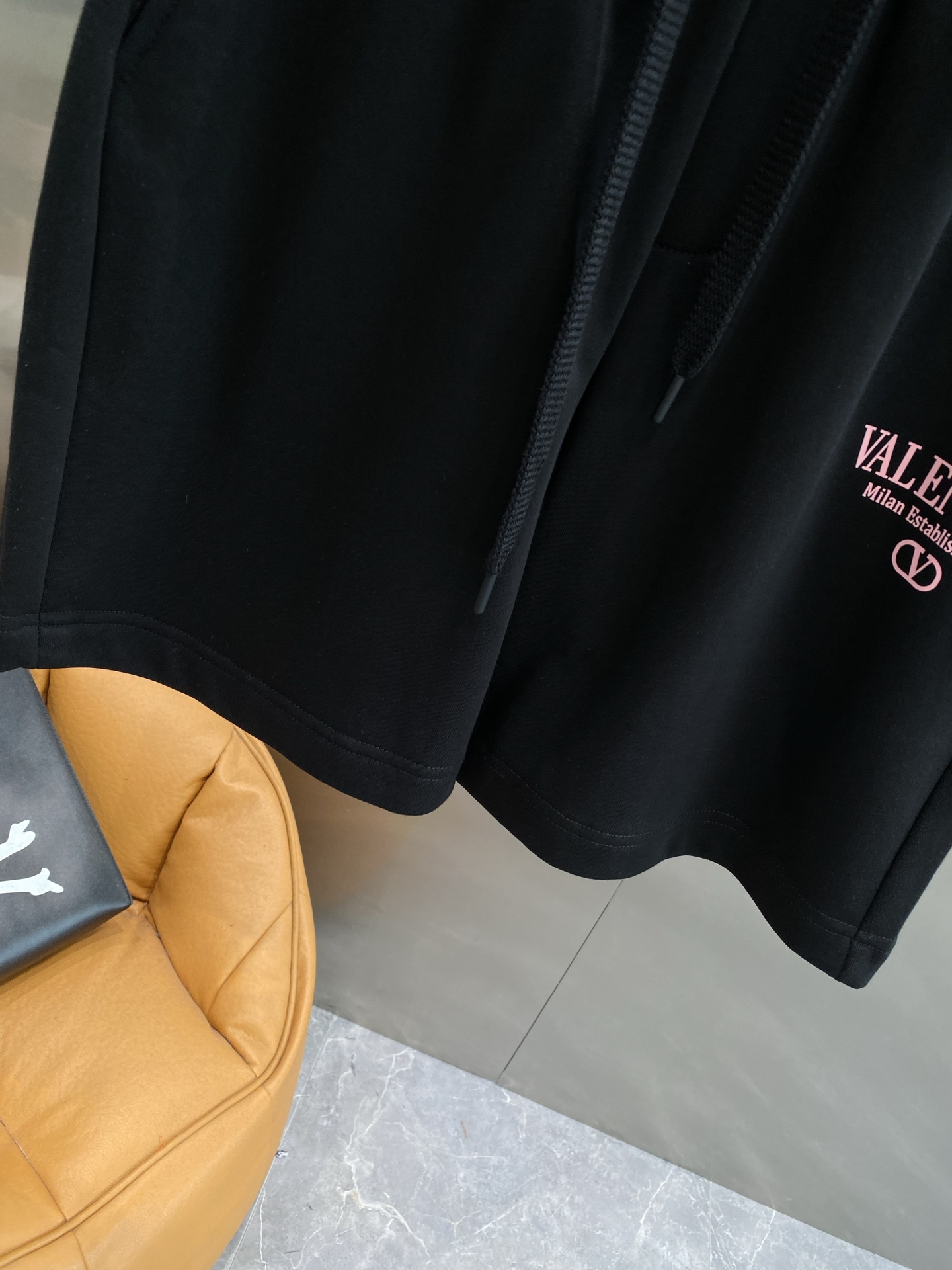 Valentino’s Low-Key Luxury Shorts: New Walloons Fashion with Unique Glamour - 图片 8