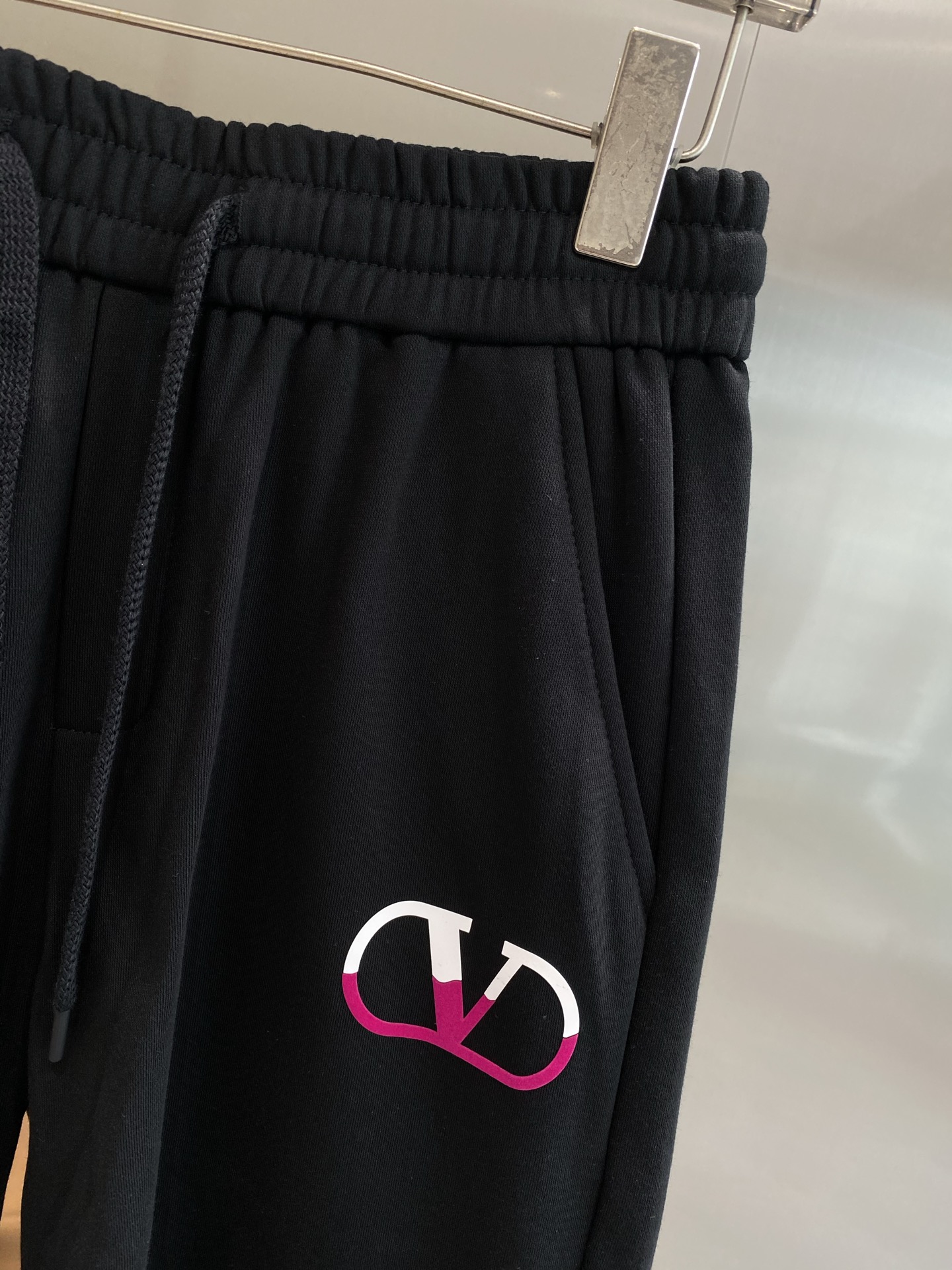 Luxurious and Personal: Valentino’s New Walloons Shorts Collection in Red and White. - 图片 4