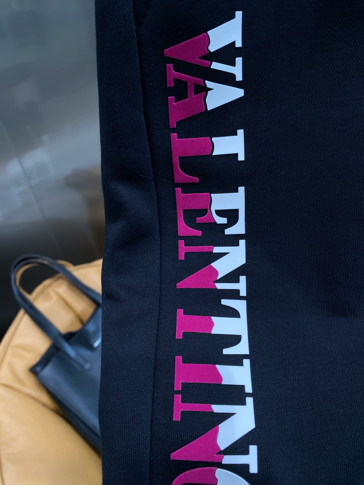 Luxurious and Personal: Valentino’s New Walloons Shorts Collection in Red and White. - 图片 7