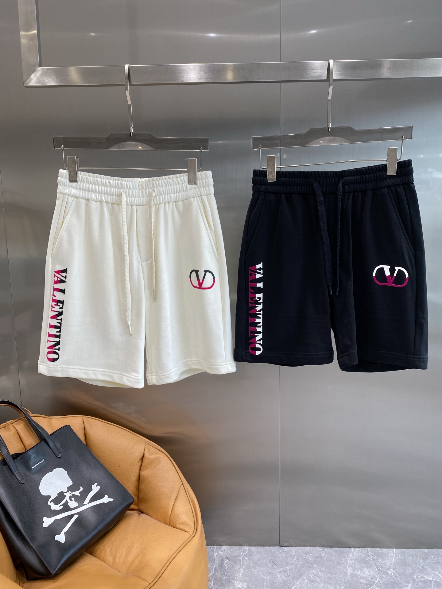 NO:500651,'Wallen House' Valentino shorts, a fashion collision between trendy letters and logos!  Calm and atmospheric, classic and timeless. The striking 'VALENTINO' letters on the side, the contrast of red and white tones is distinctive, and the unique brand logo of the trousers body all highlight the luxury and personality of the brand. The drawstring design is easy to adjust, M-3XL the next day, valentino, valentino, shorts, alexander wang19860909《华伦家》 华伦天奴短裤,潮流字母与标志的时尚碰撞！沉稳大气,经典永不过时.侧边醒目的“VALENTINO”字母,红白色调对比鲜明,还有裤身独特的品牌标志,都彰显着品牌的奢华与个性.抽绳设计方便调节,M-3XL隔天,,valentino,valentino,shorts,alexander wang,Men's clothing