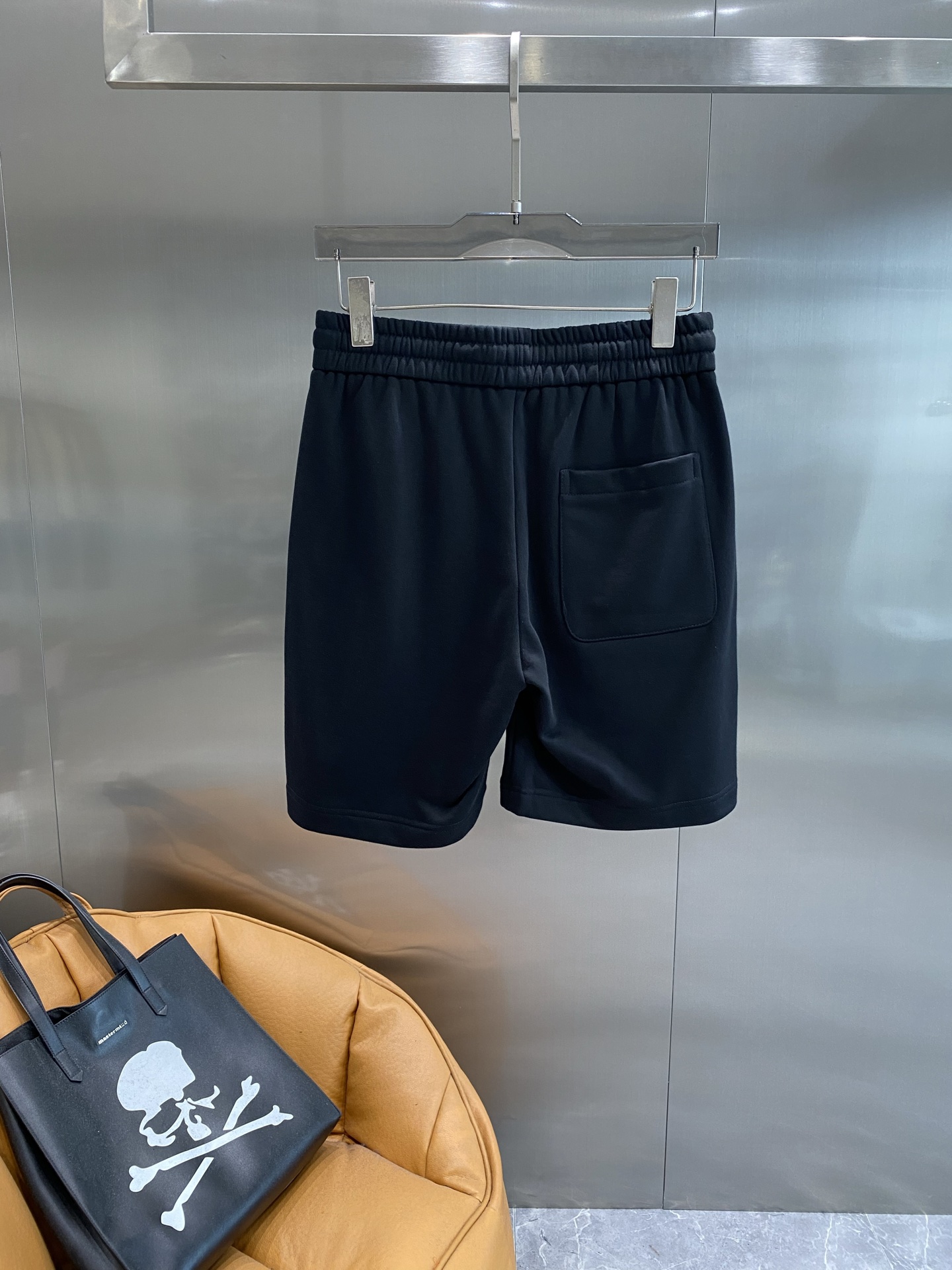 Luxurious and Personal: Valentino’s New Walloons Shorts Collection in Red and White. - 图片 9