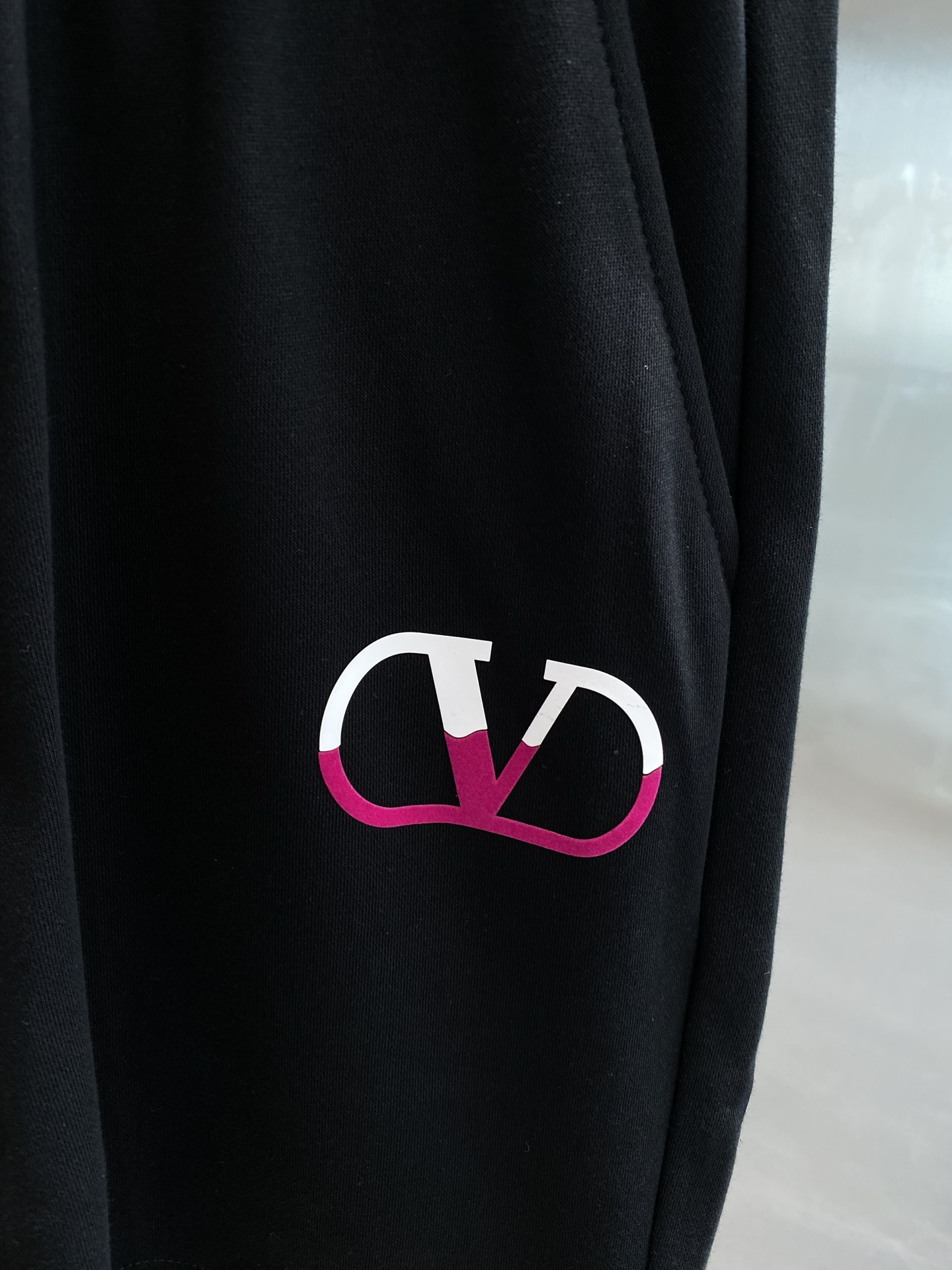 Luxurious and Personal: Valentino’s New Walloons Shorts Collection in Red and White. - 图片 5