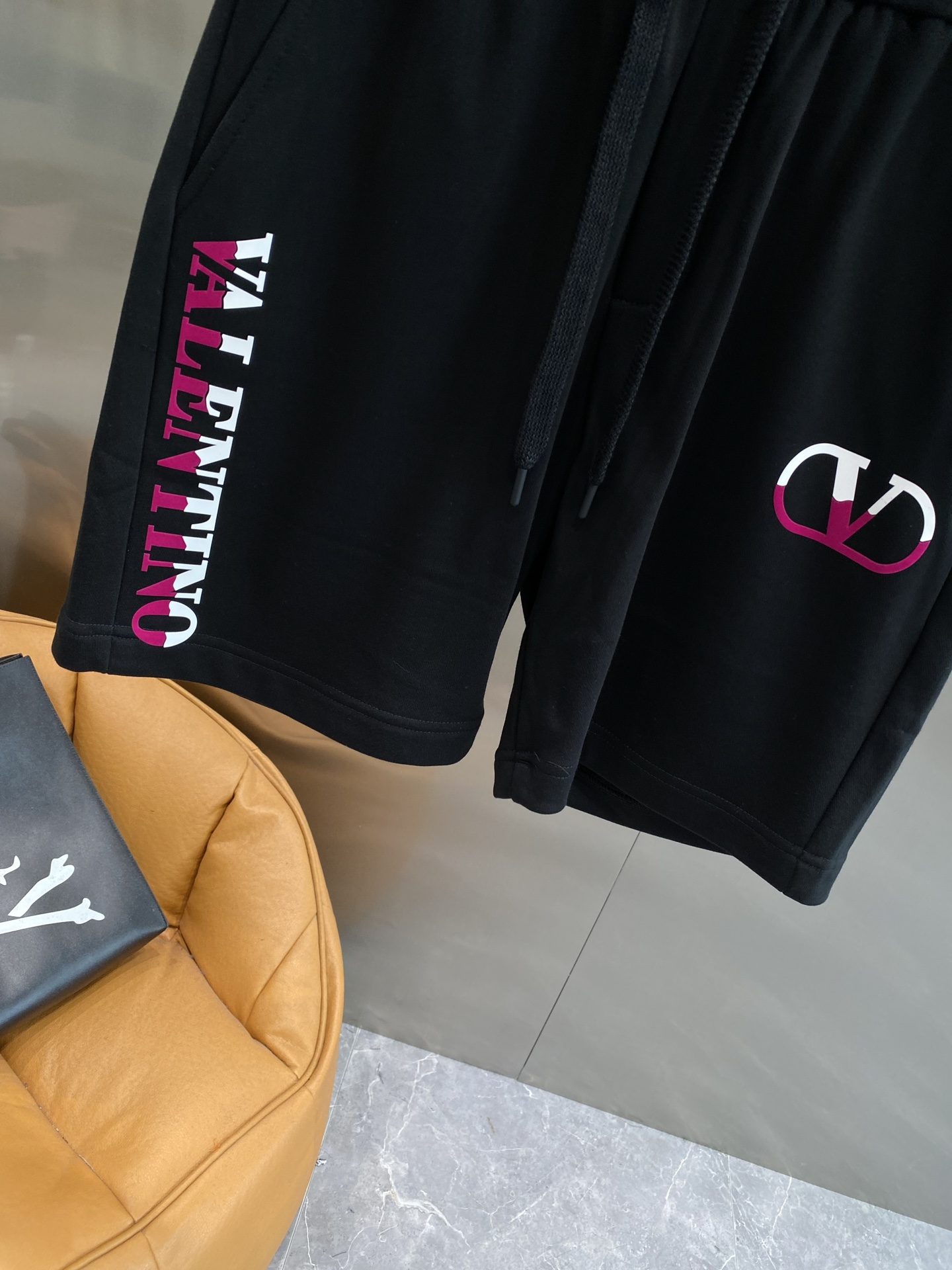 Luxurious and Personal: Valentino’s New Walloons Shorts Collection in Red and White. - 图片 8