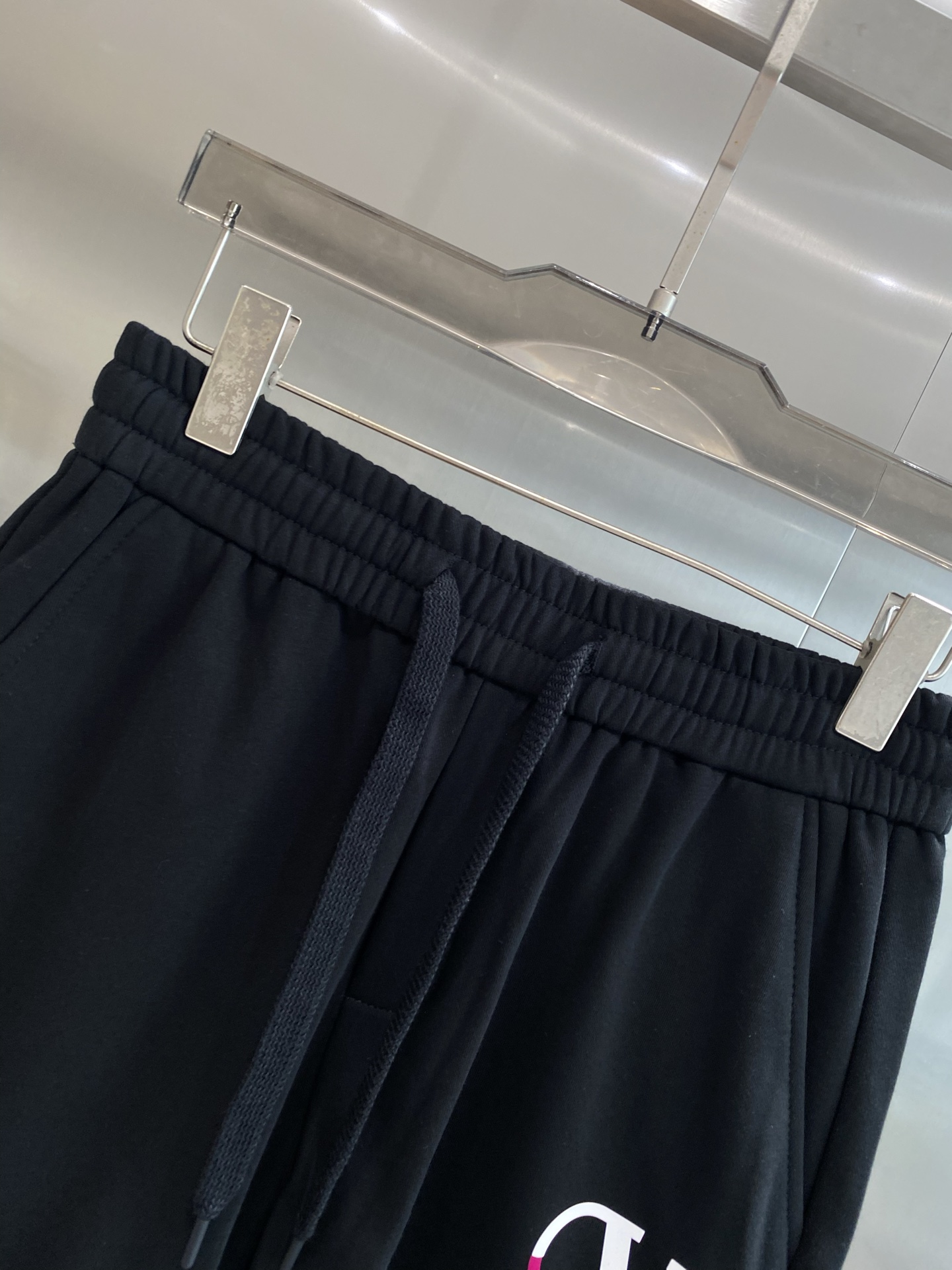 Luxurious and Personal: Valentino’s New Walloons Shorts Collection in Red and White. - 图片 3