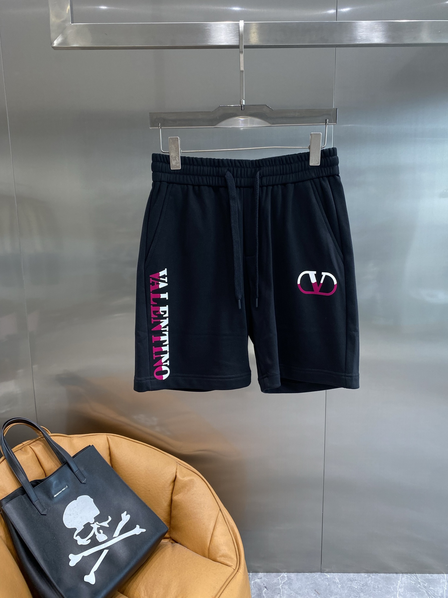 Luxurious and Personal: Valentino’s New Walloons Shorts Collection in Red and White. - 图片 2