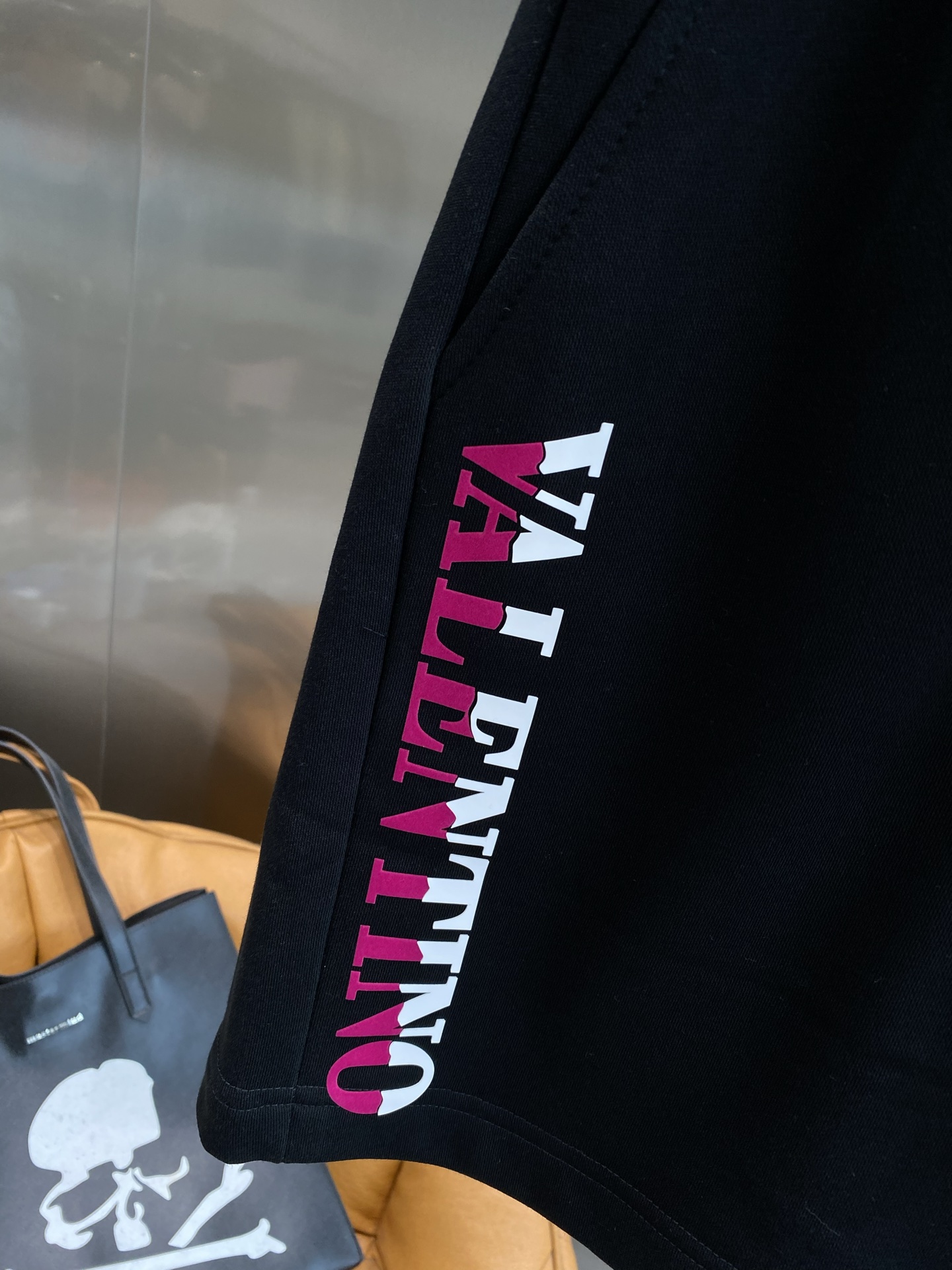 Luxurious and Personal: Valentino’s New Walloons Shorts Collection in Red and White. - 图片 6