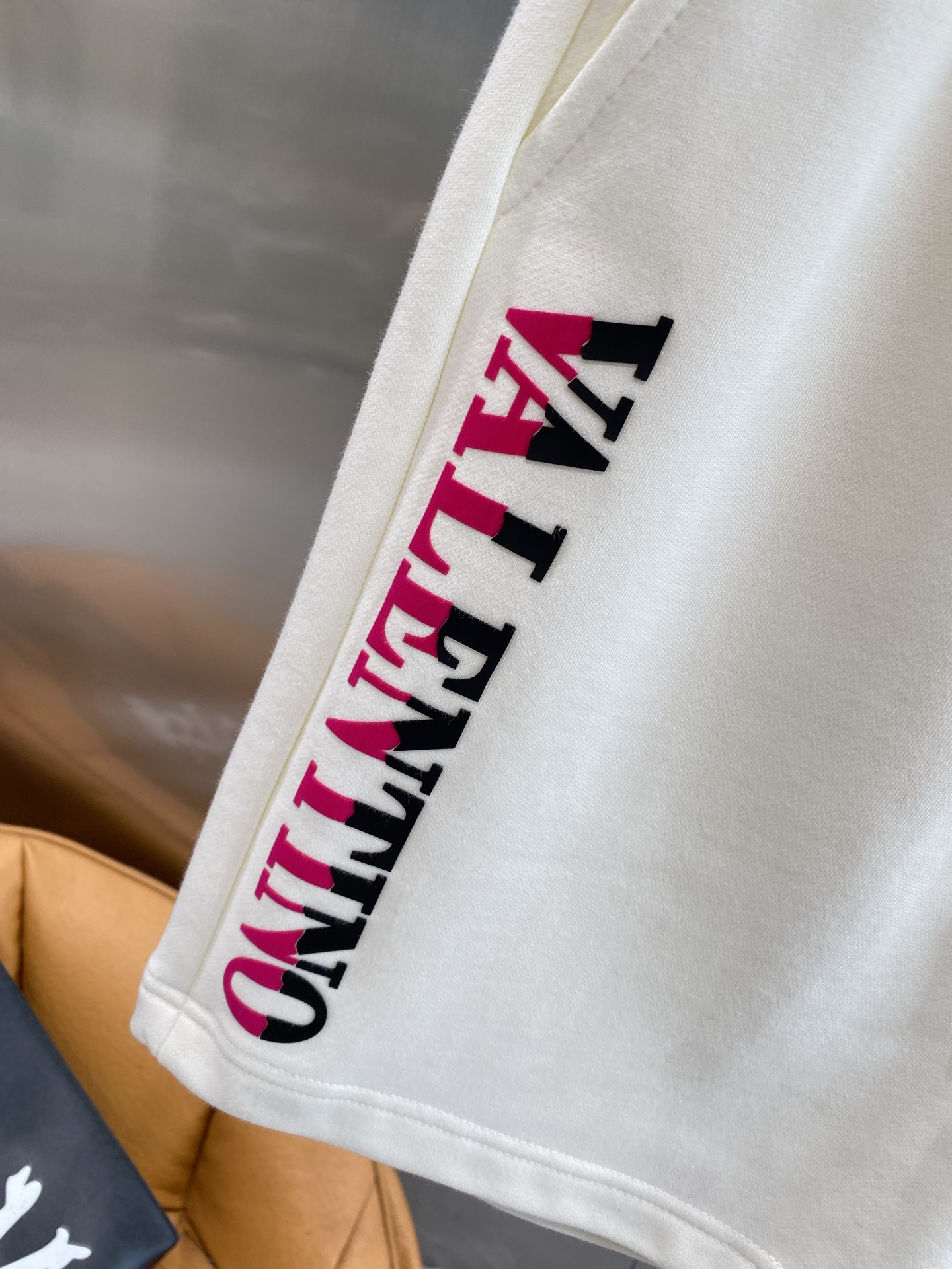 Luxurious Valentino Shorts: Classic, Calm, and Unique Brand Personality Highlighted - 图片 7