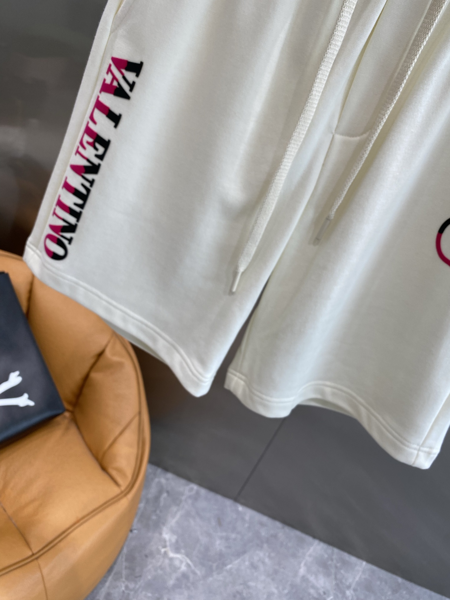Luxurious Valentino Shorts: Classic, Calm, and Unique Brand Personality Highlighted - 图片 6