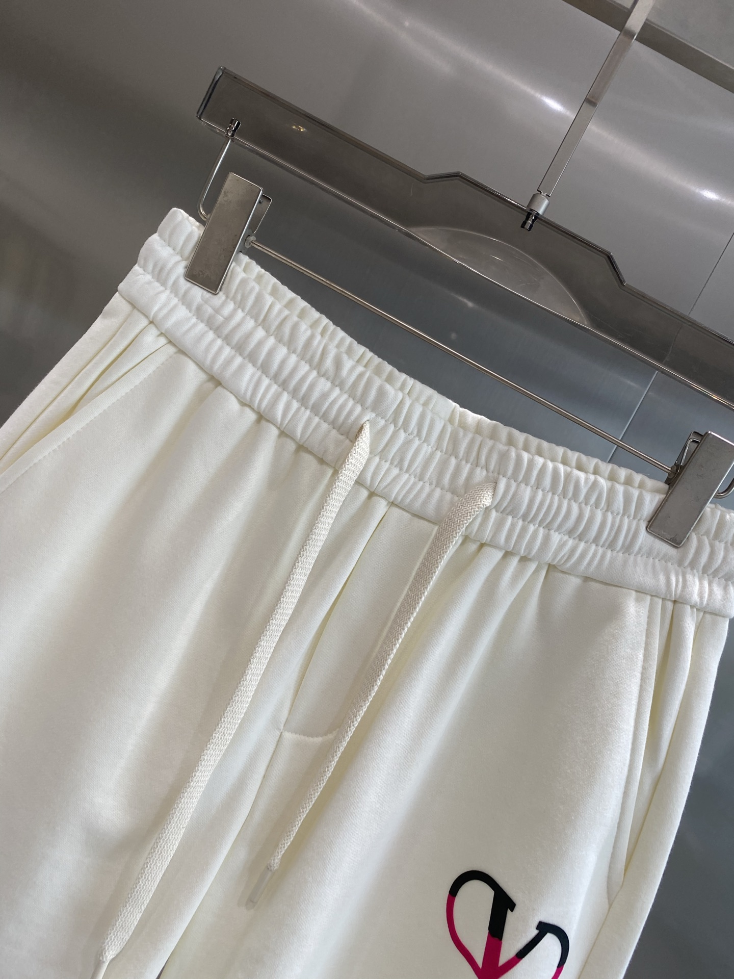 Luxurious Valentino Shorts: Classic, Calm, and Unique Brand Personality Highlighted - 图片 3