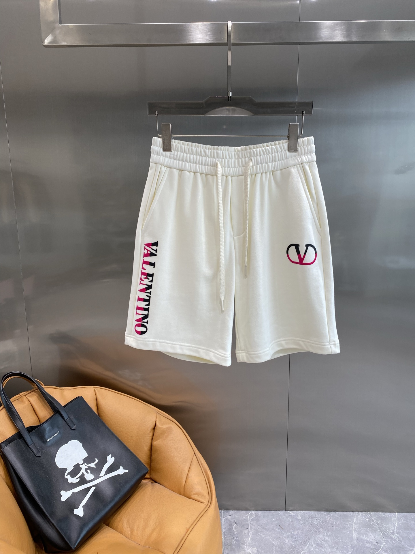 Luxurious Valentino Shorts: Classic, Calm, and Unique Brand Personality Highlighted - 图片 2
