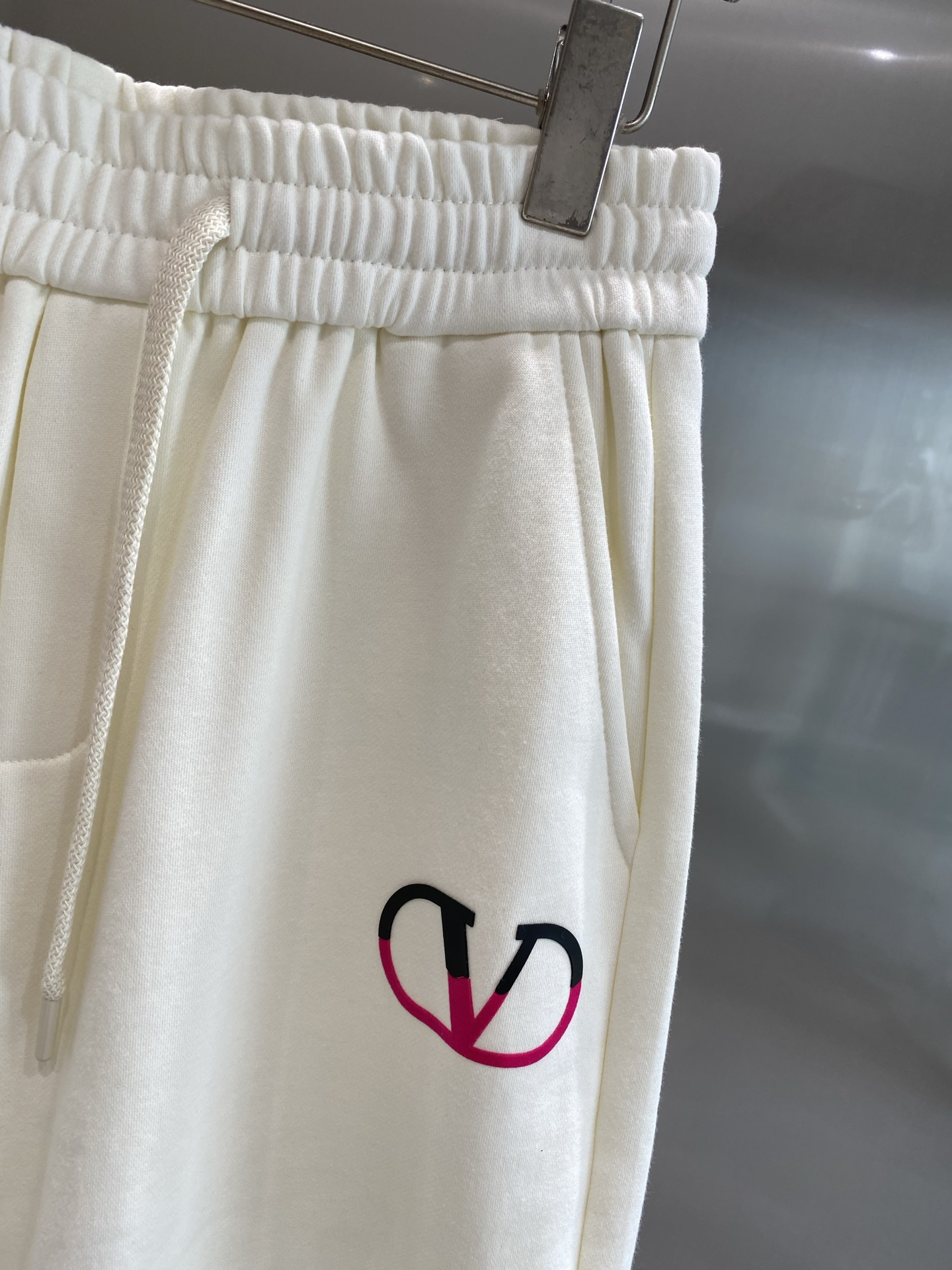 Luxurious Valentino Shorts: Classic, Calm, and Unique Brand Personality Highlighted - 图片 4