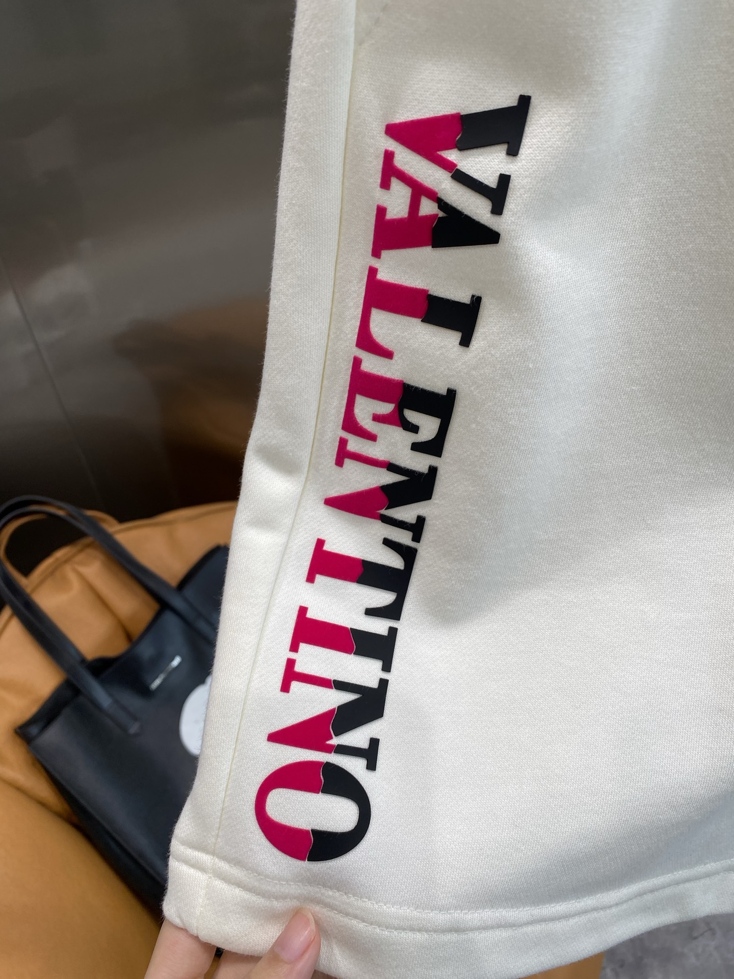 Luxurious Valentino Shorts: Classic, Calm, and Unique Brand Personality Highlighted - 图片 8