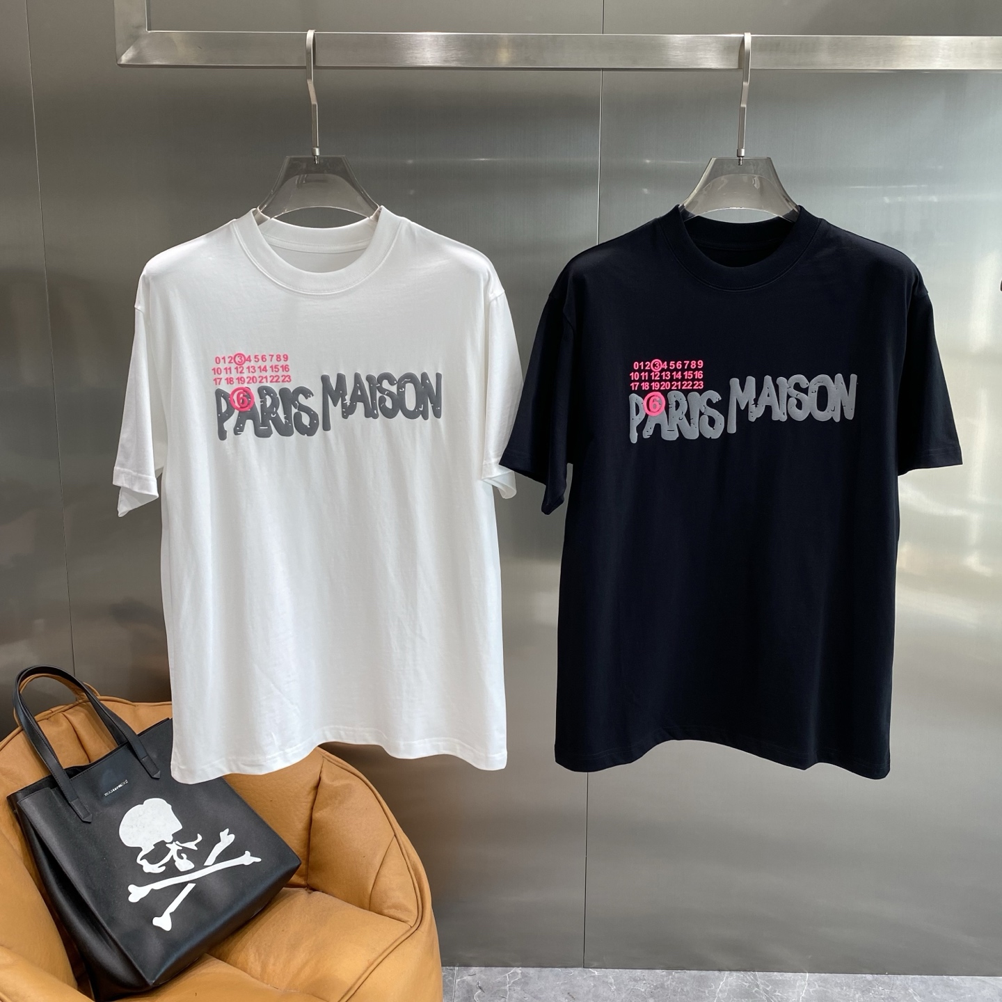 NO:496608,'Magira Family' Magira T-shirt, trendy letters light up summer outfits!  Classic and versatile, easy to adapt to various styles. The words 'PARIS MAISON' on the front are super eye-catching, with gray letters paired with pink embellishments, personality and trendy, highlighting the unique fashion attitude of Balenciaga. There is also the arrangement of numbers next to it, full of details, adding to the overall design sense. The fabric is soft and comfortable, M-3XL the next day, balenciaga, tees, t-shirt, alexander wang19860909《玛吉拉家》 玛吉拉T恤,潮流字母点亮夏日穿搭！经典又百搭,轻松适配各种风格.正面的“PARIS MAISON”字样超吸睛,灰色字母搭配粉色点缀,个性又潮流,彰显着巴黎世家独特的时尚态度.还有旁边的数字排列,细节满满,增加了整体的设计感. 面料柔软舒适,M-3XL隔天,,balenciaga,tees，t-shirt,alexander wang,Men's clothing