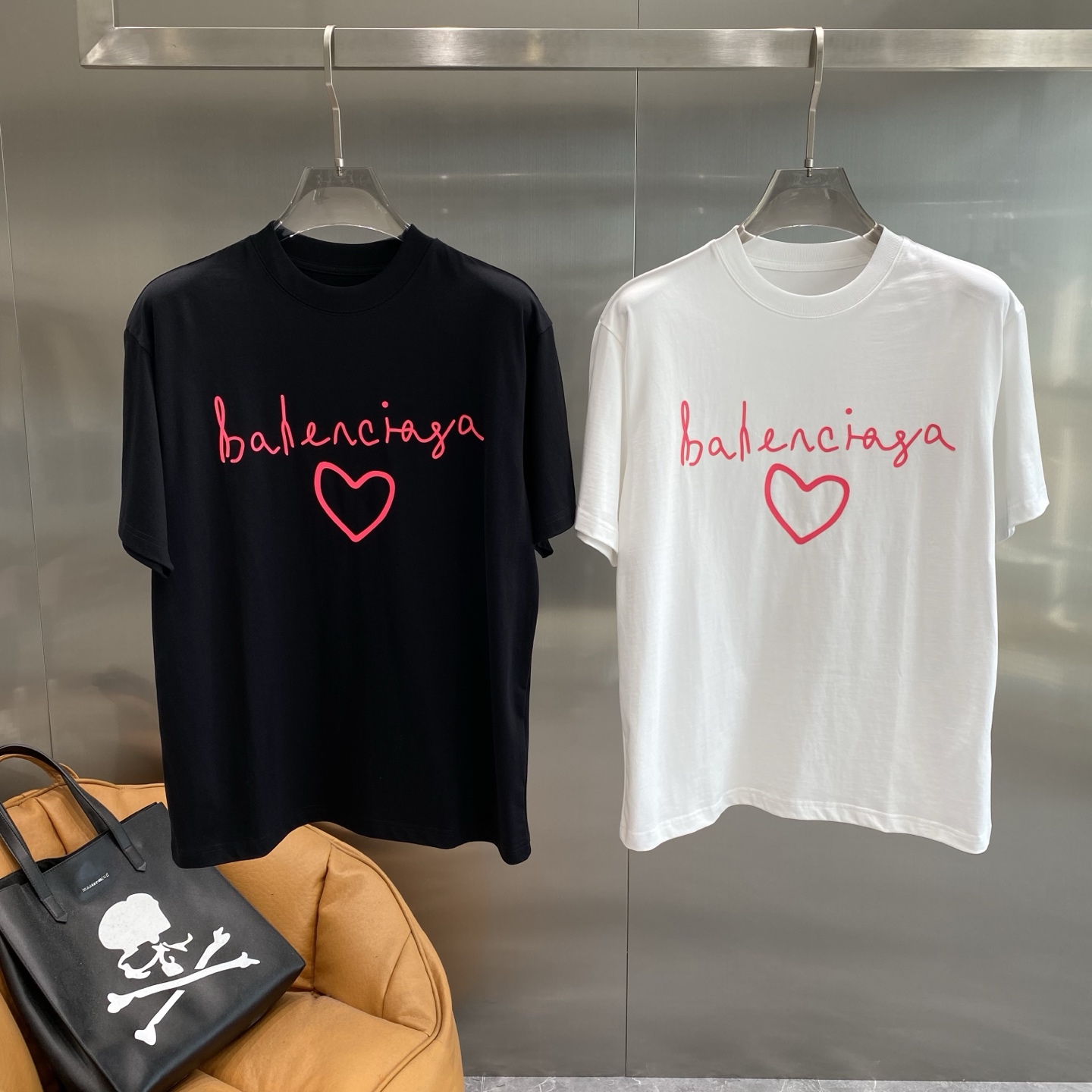 NO:496567,'Paris Family' Balenciaga T-shirt, romantic trend of love letters!  Simple and classic, it is a fashion item that never goes out of date. The pink font is printed with 'balenciaga', the fabric is soft and skin-friendly, it is super comfortable to wear, and it is breathable. M-3XL the next day, ,balenciaga,balenciaga,balenciaga,tees,t-shirt,alexander wang19860909《巴黎家》 巴黎世家T恤,爱心字母的浪漫潮流！简约又经典,是永不过时的时尚单品.粉色字体印着“balenciaga”,面料柔软亲肤,穿着超舒适,透气性也很棒,M-3XL隔天,,balenciaga,balenciaga,balenciaga,tees，t-shirt,alexander wang,Men's clothing