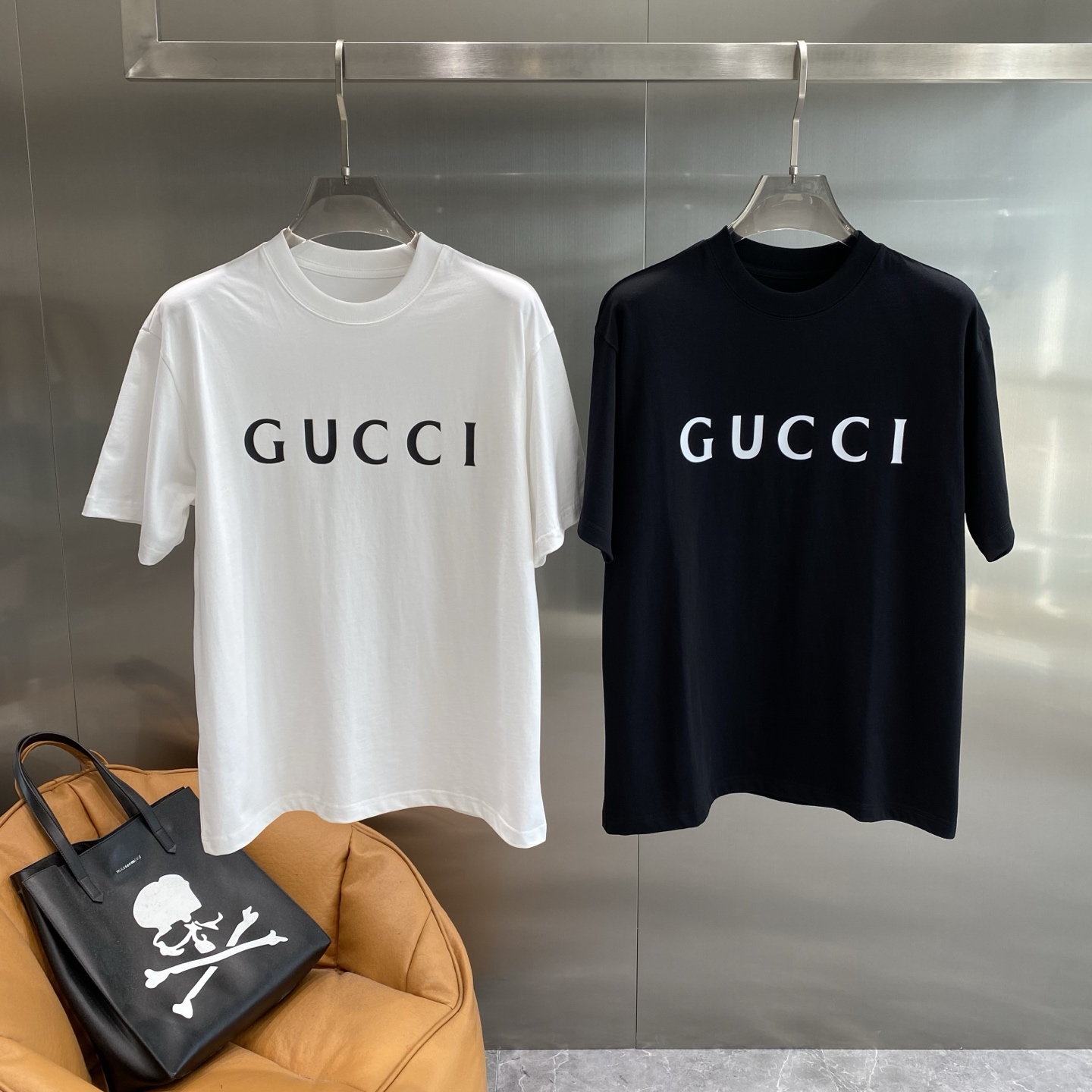 NO:496604,'The Gu Family' Gucci T-shirt, a luxurious style with simple letters!  T-shirts are basic and versatile, and are indispensable fashion items in the wardrobe. The big white 'GUCCI' letters are simple and eye-catching, instantly showing the luxury style of the brand. There is no too much complicated design, but it easily becomes the focus of fashion with the brand's iconic elements. The next day, gucci, gucci, tees, t-shirt, alexander wang19860909《古家》 Gucci T恤,简约字母的奢华风尚！T恤基础又百搭,是衣橱里不可或缺的时尚单品.大大的白色“GUCCI”字母,简洁醒目,瞬间彰显出品牌的奢华格调.没有过多繁杂的设计,却凭借品牌标志性元素,轻松成为时尚焦点.M-3XL隔天,,gucci,gucci,tees，t-shirt,alexander wang,Men's clothing