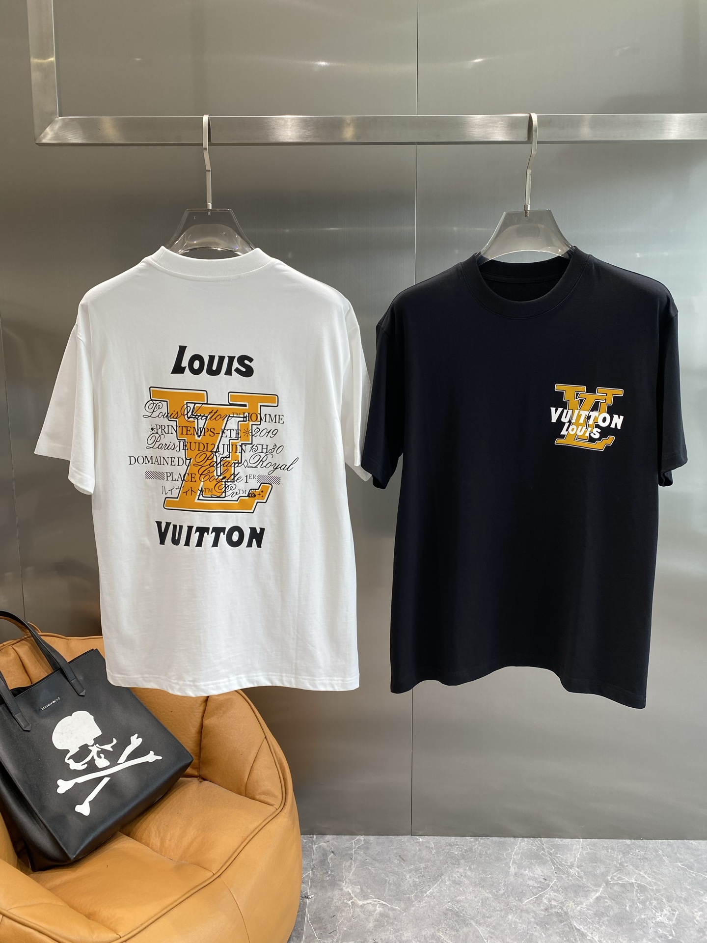 NO:445122,'Donkey Family' LVT shirt, a fashionable interpretation of classic letters!  Simple and refreshing, it is a must-have item for summer outfits. The big words 'Louis' and 'VUITTON' on the back are paired with the iconic orange 'LV' letters, which are super eye-catching. The exquisite small characters surrounding the surrounding add a sense of detail, highlighting the unique brand charm and fashion attitude of LV. The next day, louis vuitton, louis vuitton, louis vuitton, louis vuitton, louis vuitton, tees, t-shirt, alexander wang19860909《驴家》 LVT恤,经典字母的时尚演绎！简约又清爽,是夏日穿搭的必备单品.背面大大的“Louis”和“VUITTON”字样,搭配标志性的橙色“LV”字母,超级醒目.周围环绕的精致小字,增添了细节感,彰显出LV独特的品牌魅力和时尚态度.M-3XL隔天,,louis vuitton,louis vuitton,louis vuitton,louis vuitton,tees，t-shirt,alexander wang,Men's clothing