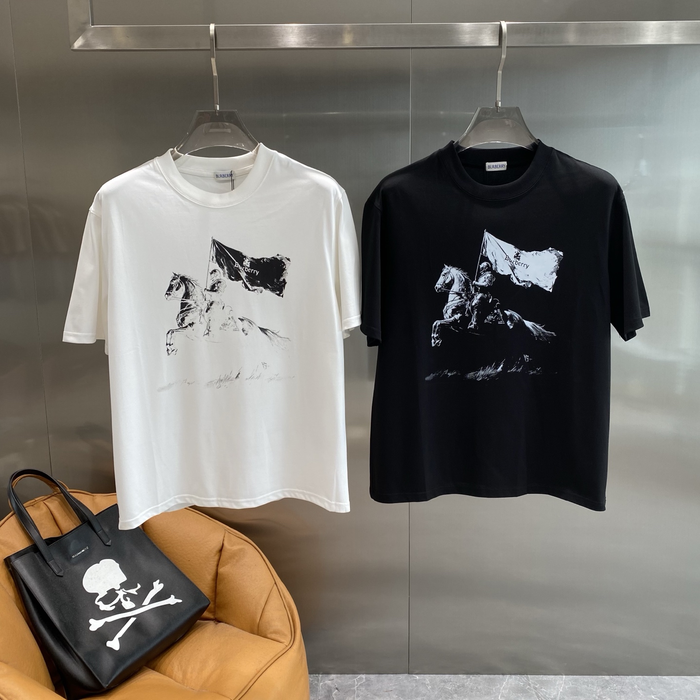 NO:445115,'Ba Family' Burberry T-shirt, British style of the knight's flag!  Simple and classic, it is a universal item for fashionable matching. The pattern of the rider riding horse and raising the flag on the front of the T-shirt is full of British style and exquisite pattern design, which fully demonstrates the brand characteristics of Burberry to the fullest and demonstrates the nobility and elegance of the brand. The fabric is soft and comfortable, M-3XL the next day, burberry, burberry, tees, t-shirt, alexander wang19860909《巴家》 BurberryT恤,骑士旗帜的英伦风尚！简约又经典,是时尚搭配的万能单品. T恤正面的骑士骑马举旗图案,充满了英伦风情,精致的图案设计,将Burberry的品牌特色展现得淋漓尽致,彰显出品牌的高贵与典雅. 面料柔软舒适,M-3XL隔天,,burberry,burberry,tees，t-shirt,alexander wang,Men's clothing