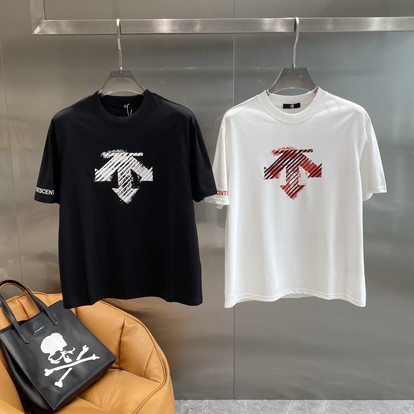 NO:445102,'Disan Family' Deisan T-shirt, trendy password for personality arrows!  Black T-shirt is simple and classic, and is an excellent basic style for creating various styles. The white arrow pattern is super personalized, with unique brushstroke design, full of artistic sense. M-3XL the next day, tees, t-shirt, alexander wang19860909《迪桑家》 迪桑那T恤,个性箭头的潮流密码！黑色T恤简约又经典,是打造各种风格的绝佳基础款. 白色箭头图案超有个性,独特的笔触设计,充满艺术感,M-3XL隔天,,tees，t-shirt,alexander wang,Men's clothing