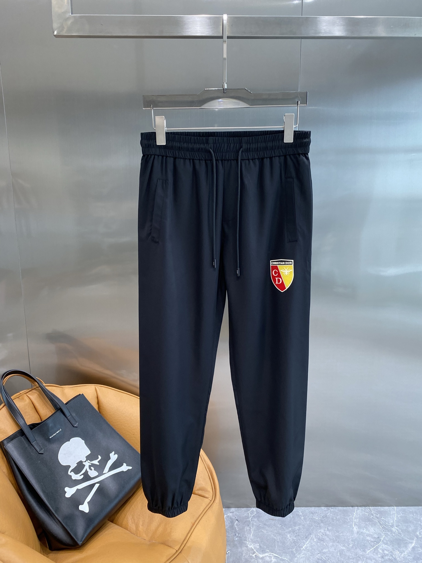 NO:474478,'Dijia' Dior casual pants classic black, no matter how you match it, the pants' pattern design is super eye-catching, adding a sense of liveliness and trendy atmosphere to the overall. The elastic waist is matched with drawstring design, M-3XL the next day, dior, dior, alexander wang19860909《迪家》 迪奥休闲裤 经典黑色,怎么搭都不会出错,裤身图案设计超吸睛,给整体增添了活泼感和潮流氛围.松紧腰搭配抽绳设计,M-3XL隔天,,dior,dior,alexander wang,Men's clothing