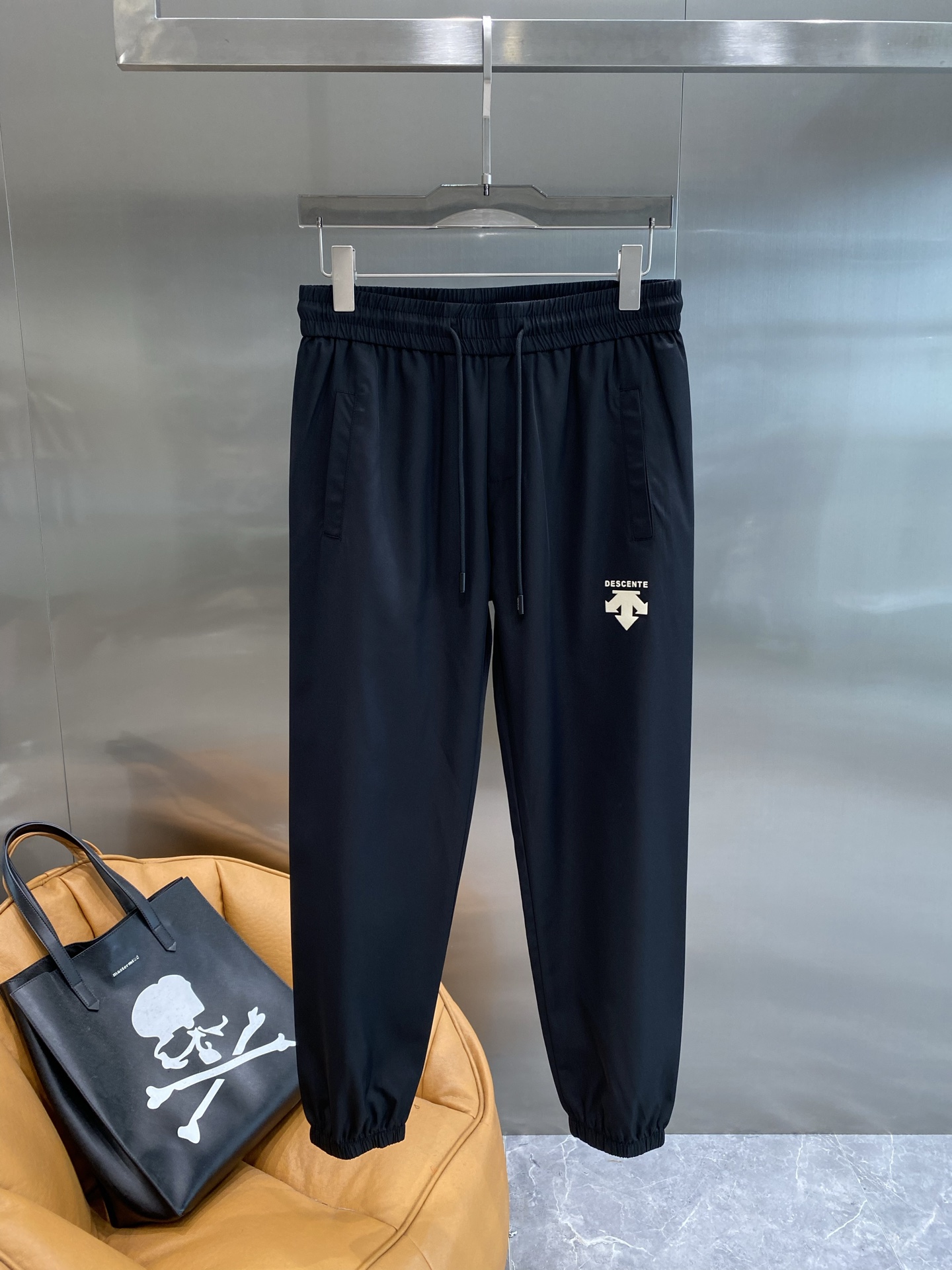 NO:514724,'Disante' DiSante casual pants classic black, no matter how you match it, the pants' pattern design is super eye-catching, adding a sense of liveliness and trendy atmosphere to the overall. The elastic waist is matched with a drawstring design, M-3XL the next day, alexander wang19860909《迪桑家》 迪桑特休闲裤 经典黑色,怎么搭都不会出错,裤身图案设计超吸睛,给整体增添了活泼感和潮流氛围.松紧腰搭配抽绳设计,M-3XL隔天,,alexander wang,Men's clothing