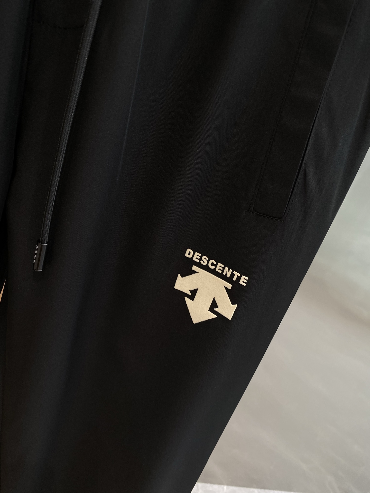 《𝙉𝙚𝙬🤍🖤迪桑家》迪桑特休闲裤 经典黑色，怎么搭都不会出错，裤身图案设计超吸睛，给整体增添了活泼感和潮