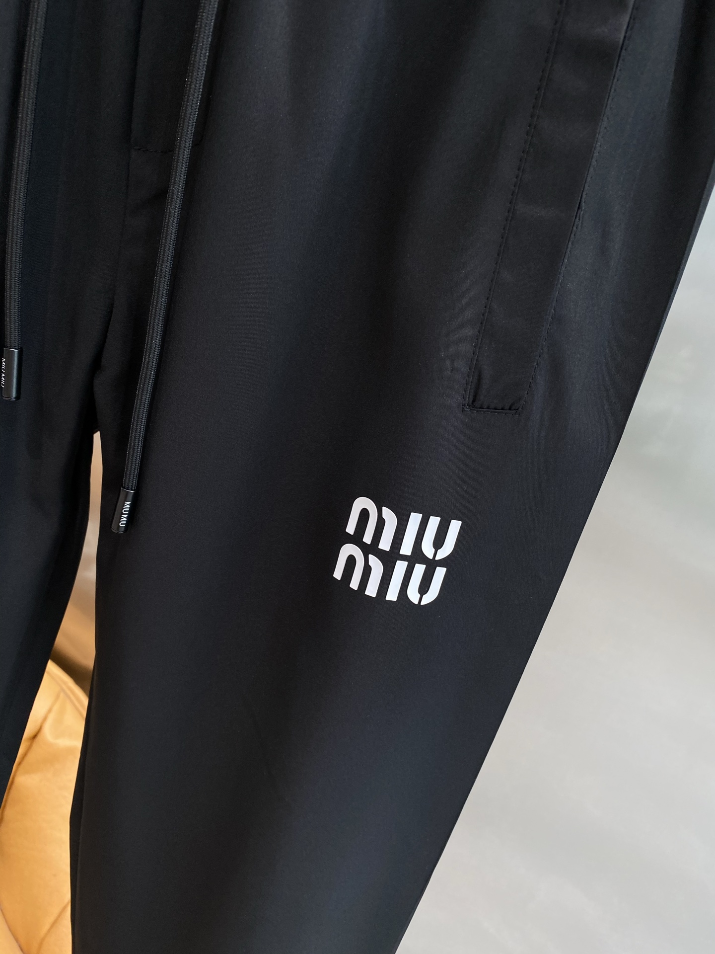“MiUMIU Leisure Pants: Classic Black Design for Vibrant Style and Comfort” - 图片 5