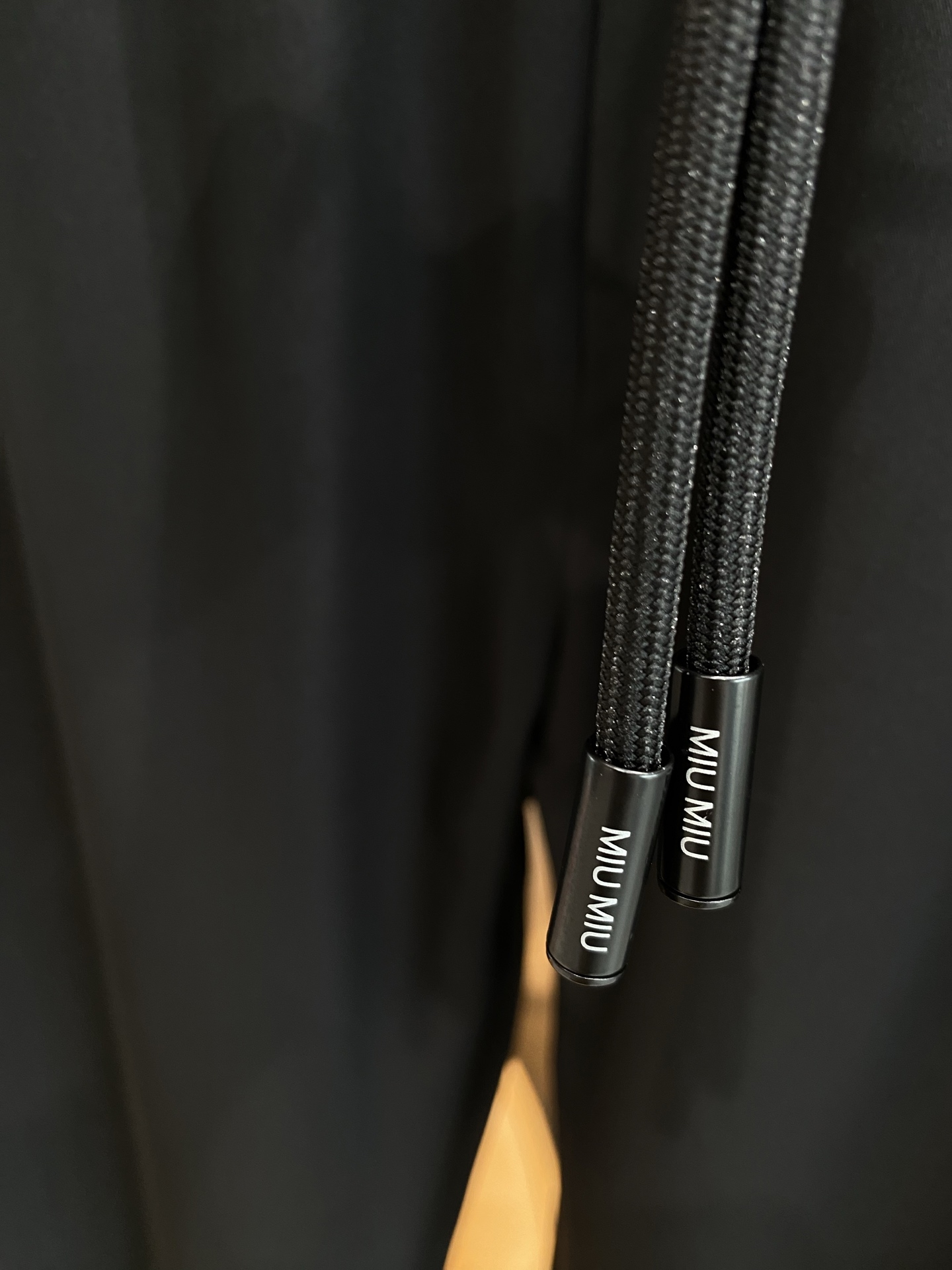 “MiUMIU Leisure Pants: Classic Black Design for Vibrant Style and Comfort” - 图片 3