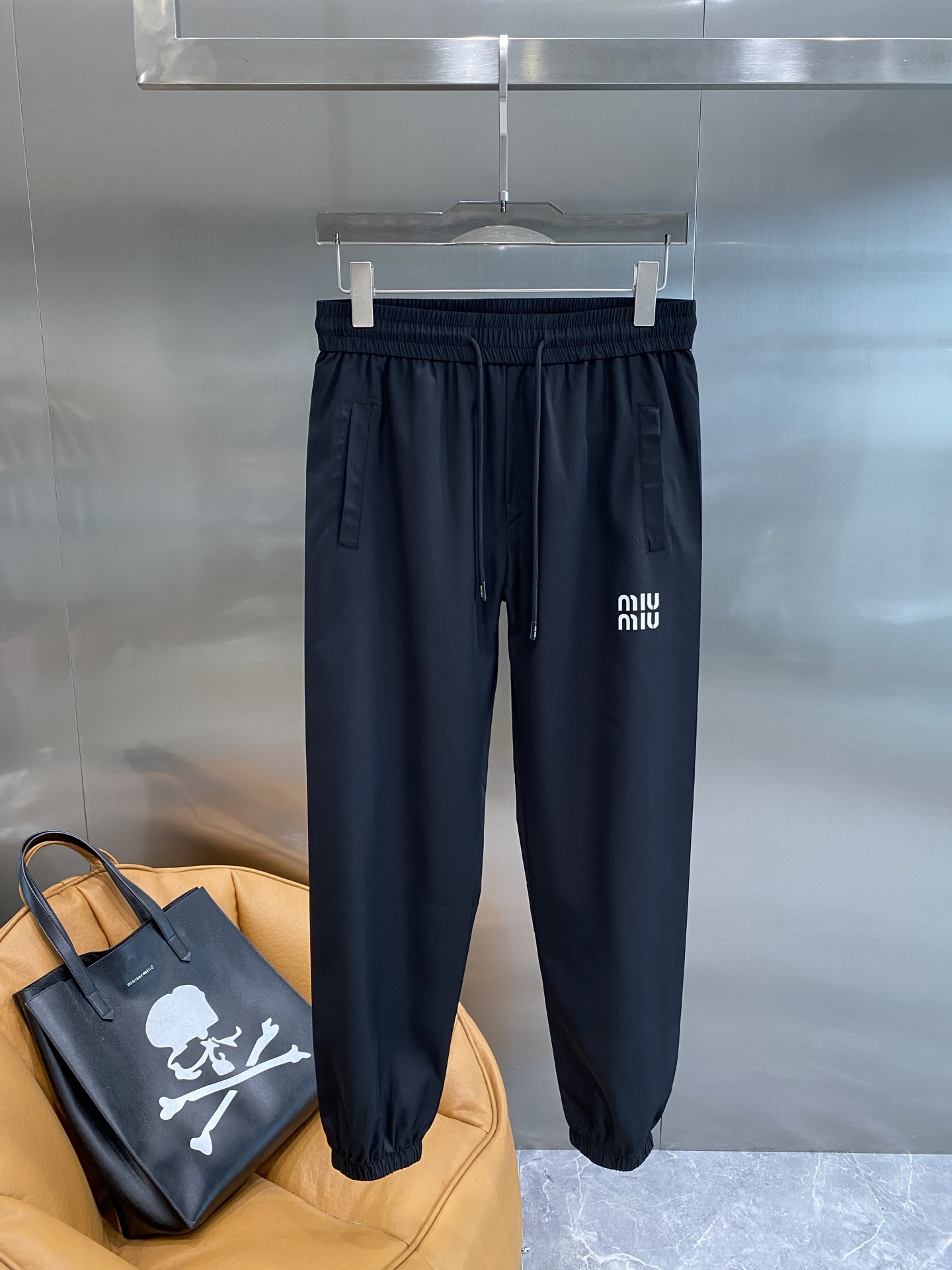 “MiUMIU Leisure Pants: Classic Black Design for Vibrant Style and Comfort” - 图片 1