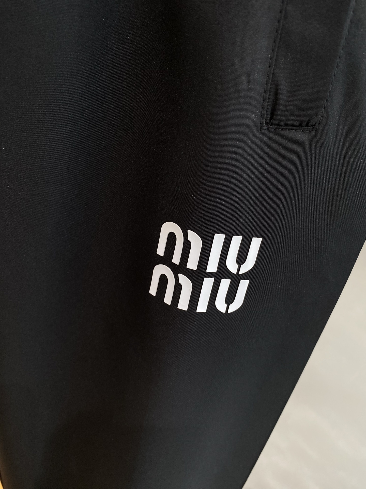 “MiUMIU Leisure Pants: Classic Black Design for Vibrant Style and Comfort” - 图片 6