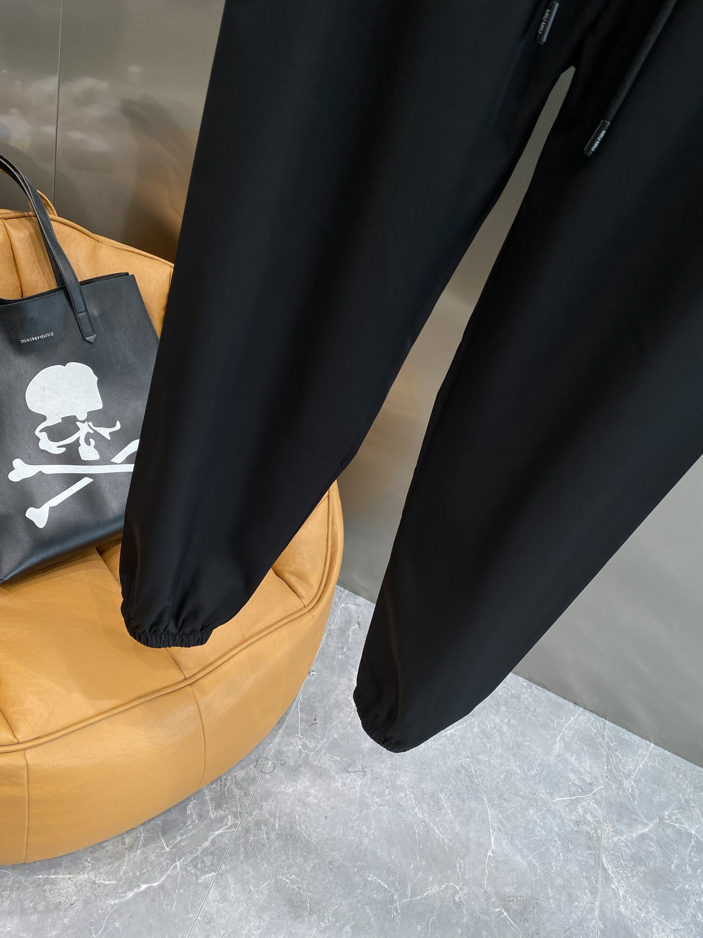 “MiUMIU Leisure Pants: Classic Black Design for Vibrant Style and Comfort” - 图片 8