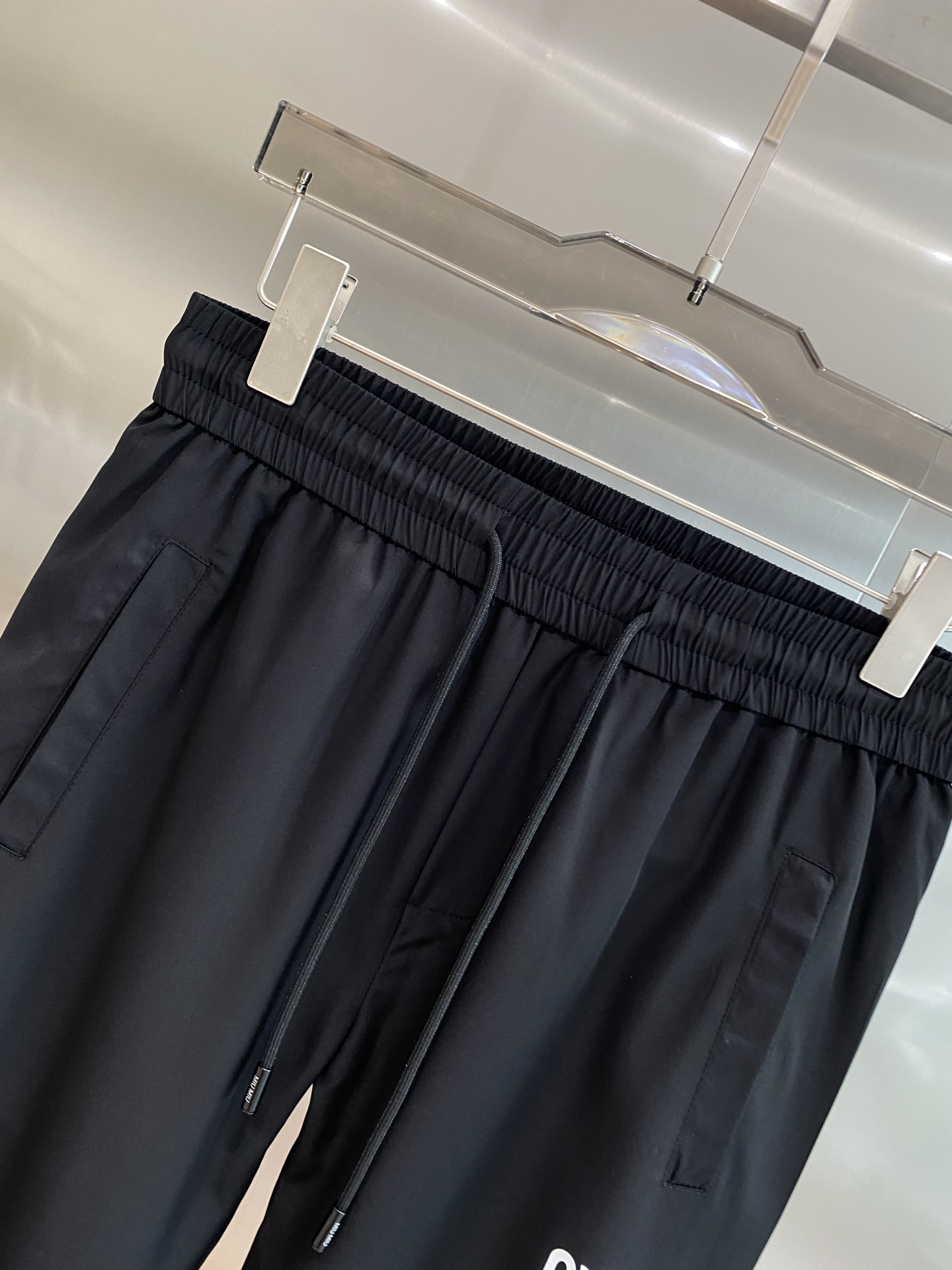 “MiUMIU Leisure Pants: Classic Black Design for Vibrant Style and Comfort” - 图片 2