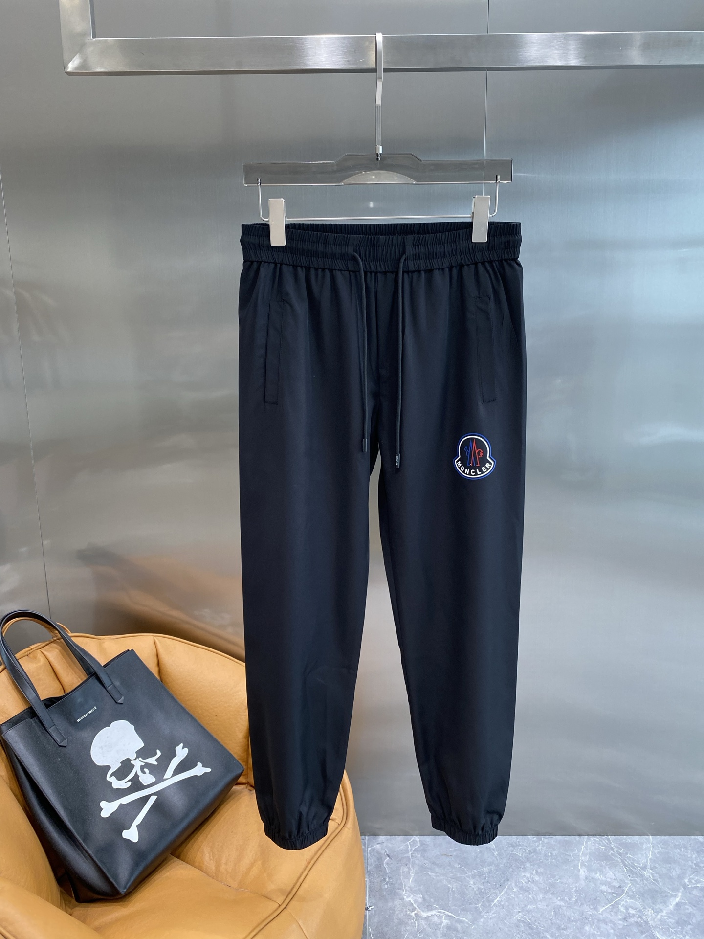 NO:474483,'Mengjia' Quiet casual pants, classic black, no matter how you match it, the pattern design of the trouser body is super eye-catching, adding a sense of liveliness and a trendy atmosphere to the overall. The elastic waist is paired with drawstring design, M-3XL the next day, Moncler, alexander wang19860909《蒙家》 蒙口休闲裤 经典黑色,怎么搭都不会出错,裤身图案设计超吸睛,给整体增添了活泼感和潮流氛围.松紧腰搭配抽绳设计,M-3XL隔天,,Moncler,alexander wang,Men's clothing