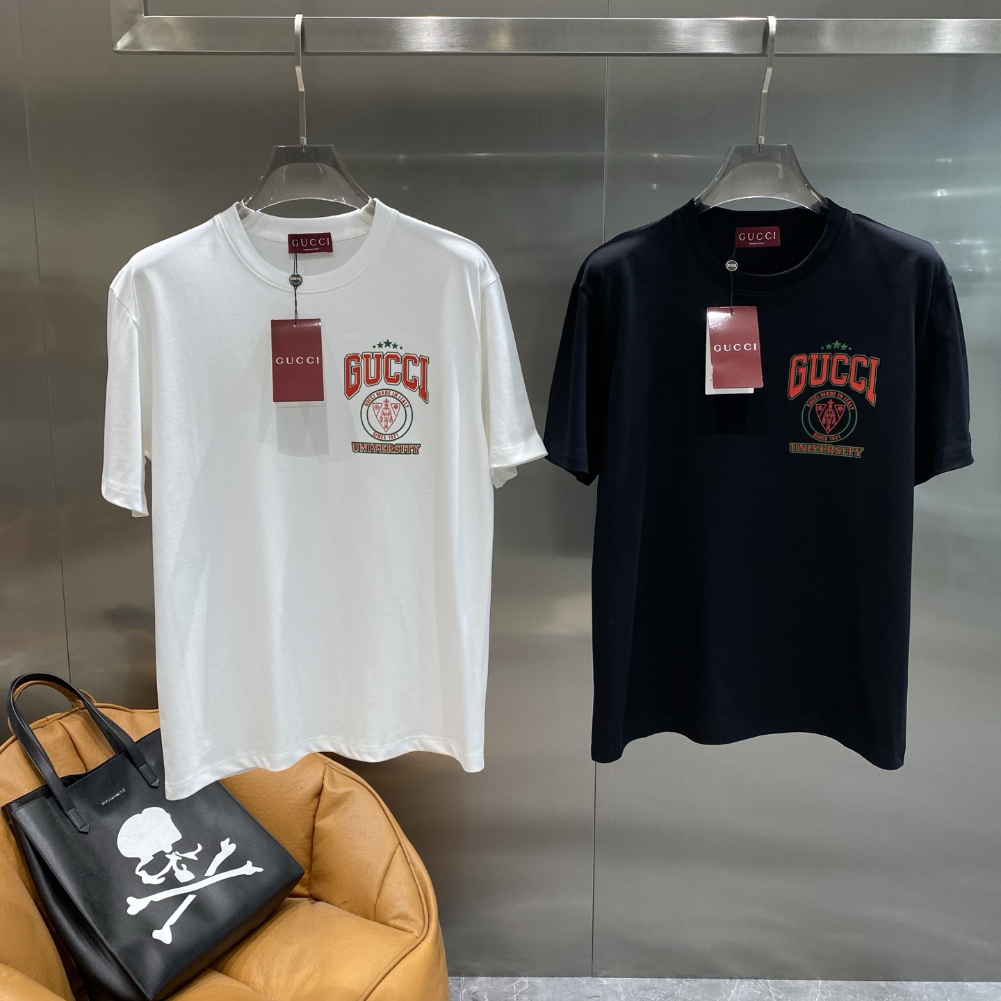 NO:432907,'The Gu Family' Gucci T-shirt, luxurious style with retro prints!  The 'GUCCI' print on the chest is so eye-catching!  Retro style fonts, paired with red and green color matching and exquisite patterns, are full of brand recognition, demonstrating Gucci's luxury heritage and fashion attitude. The fabric is soft and skin-friendly, full of texture. XS-L the next day, gucci, gucci, tees, t-shirt, alexander wang19860909《古家》 GucciT恤,复古印花的奢华格调！胸口的“GUCCI”印花太亮眼啦！复古风格的字体,搭配红绿配色和精致的图案,充满了品牌辨识度,彰显出Gucci的奢华底蕴与时尚态度.面料柔软亲肤,质感十足,XS-L隔天,,gucci,gucci,tees，t-shirt,alexander wang,Men's clothing