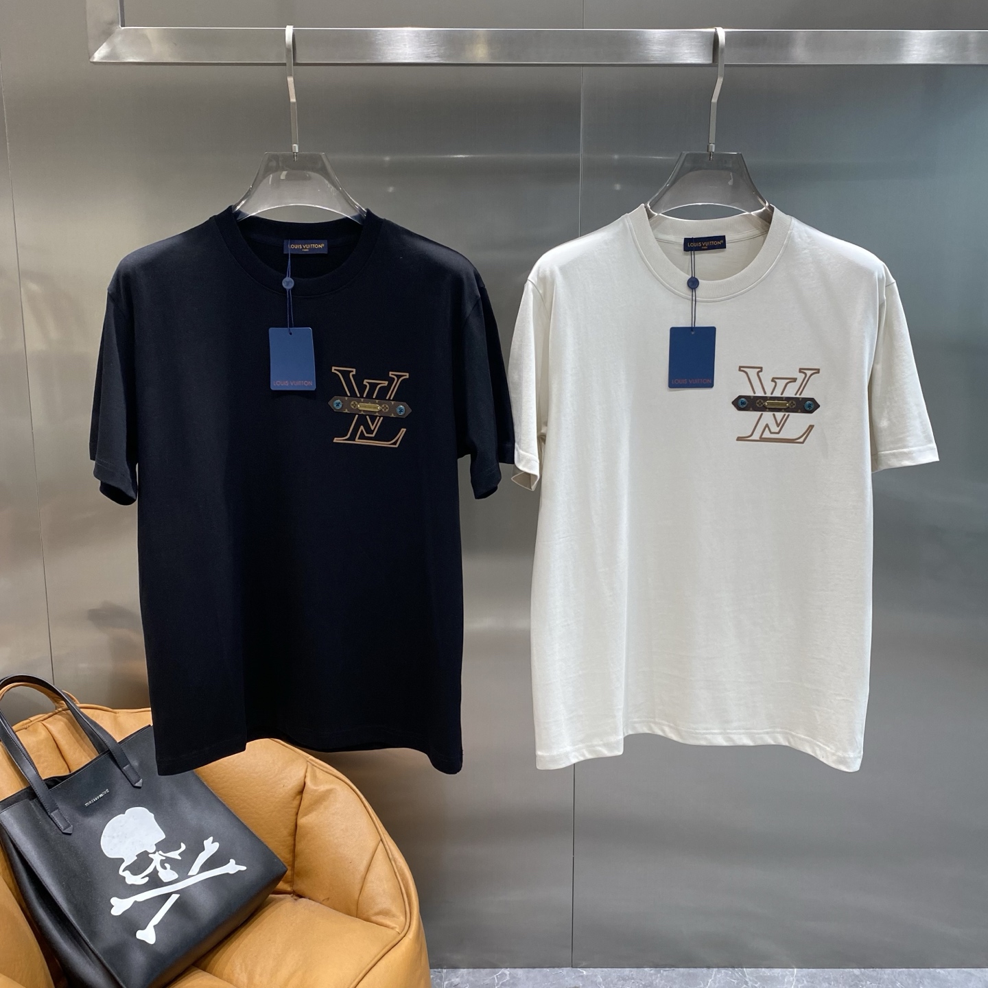 NO:432911,'Donkey House' LVT shirt, luxurious charm with metal embellishment!  The 'LV' logo on the chest is so eye-catching!  The golden letters are paired with metal texture, and are full of luxury, demonstrating the unique brand charm and high-end quality of LV, showing luxury in a low-key manner. The next day, louis vuitton, louis vuitton, louis vuitton, tees, t-shirt, alexander wang19860909《驴家》 LVT恤,金属点缀的奢华魅力！胸口处的“LV”标志太吸睛了！金色的字母搭配金属质感的点缀,奢华感十足,彰显出LV独特的品牌魅力和高端品质,低调中尽显奢华.XS-L隔天,,louis vuitton,louis vuitton,louis vuitton,tees，t-shirt,alexander wang,Men's clothing