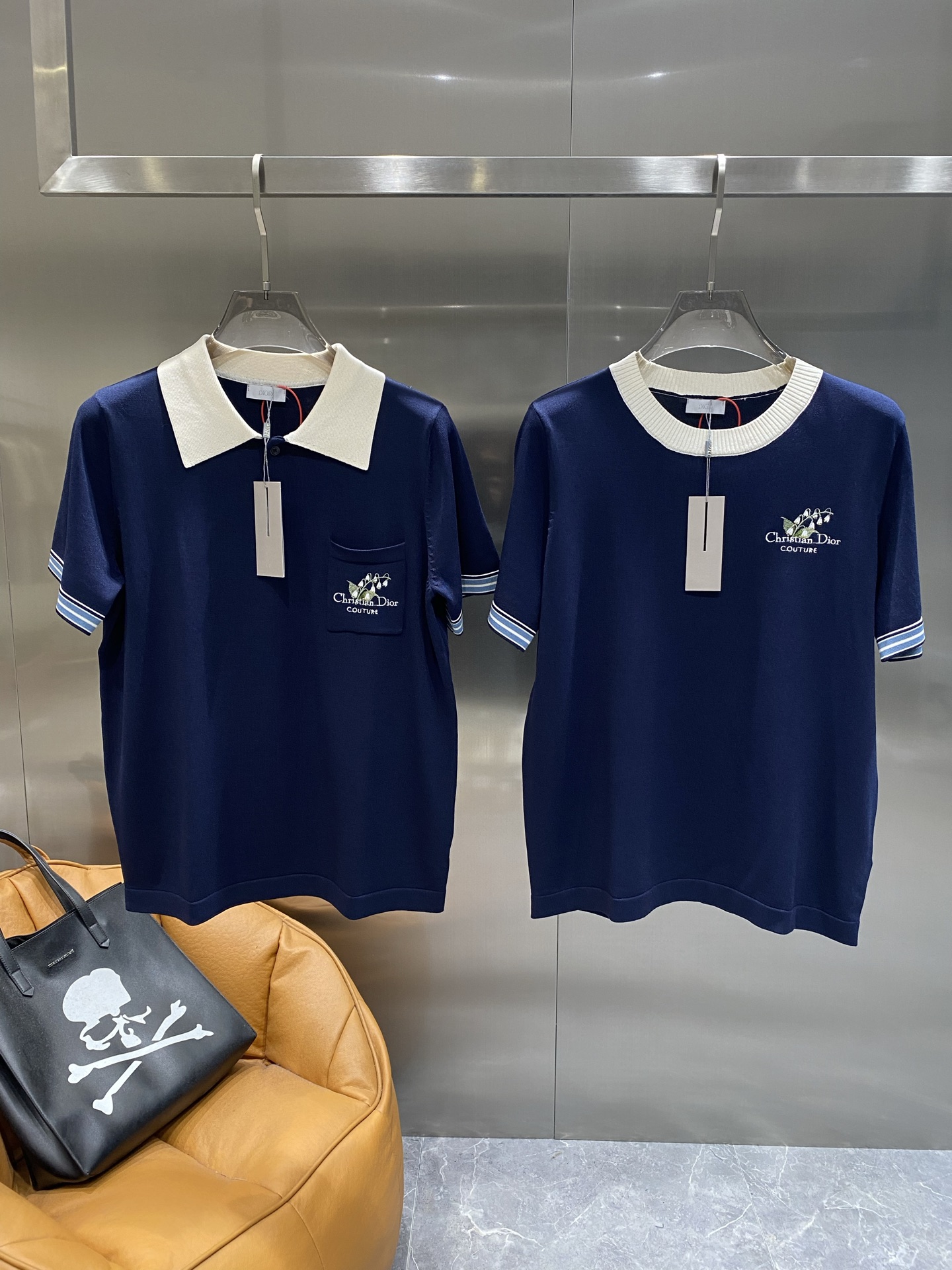 NO:510336,'Dijia' Dior knitted Polo shirt, a summer elegant and casual choice. The dark blue body is calm and atmospheric, and the off-white collar design is simple and elegant, forming a sharp contrast of colors. The stripes at the cuffs are full of details, and the exquisite brand embroidery on the chest pockets show the luxurious quality in a low-key manner. The number S-XXL lapel round collar the next day, dior, dior, alexander wang19860909《迪家》 迪奥针织 Polo衫,夏日优雅休闲之选 深蓝色的衣身沉稳又大气,米白色的领子设计简约大方,形成鲜明的色彩对比.袖口处的条纹细节满满,胸口口袋上精致的品牌刺绣,低调地彰显着奢华品质.码数S-XXL翻领圆领隔天,,dior,dior,alexander wang,Men's clothing