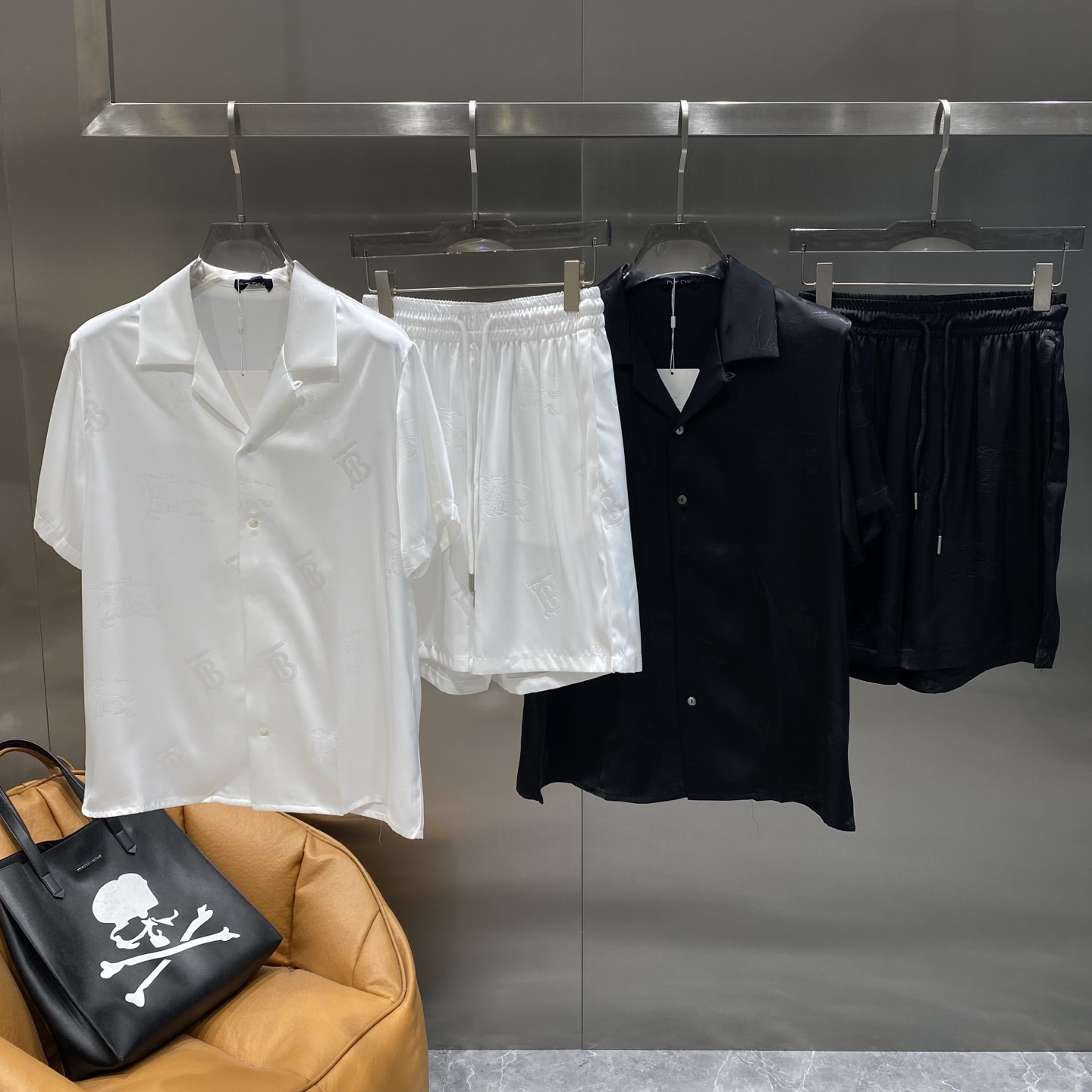 NO:510345,'Bajia' Casual pajamas set High-order silk silk fabric upgrade process upgrade Home clothing High-order Russian silk fabric skin-friendly and comfortable Home essentials Do not machine wash silk products, recommended to hand wash or wash bag code M-3XL the next day, burberry, real silk, alexander wang19860909《巴家》 休闲睡衣套装 高订天绸丝面料升级工艺升级 家居服 高定俄罗丝面料亲肤轻柔舒适 家居必备 真丝产品切勿机洗,建议 手洗或者洗衣袋洗 码数M-3XL隔天,,burberry,real silk,alexander wang,Men's clothing