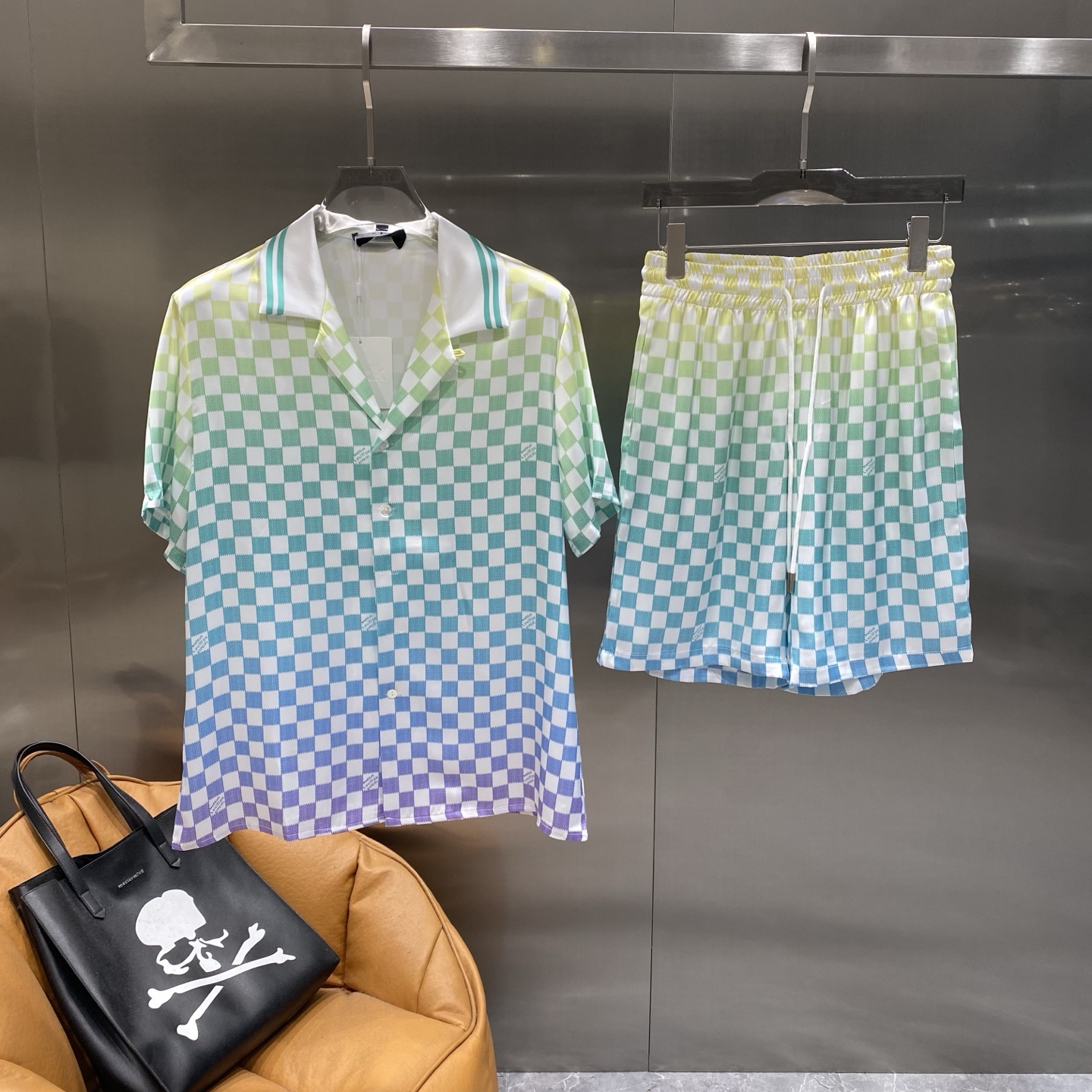 NO:510343,'Donkey Family' Casual pajamas set High-order silk silk fabric upgrade process upgrade Home clothing High-order Russian silk fabric skin-friendly and comfortable Home essentials Do not machine wash silk products, recommended to hand wash or wash bag code M-3XL the next day, louis vuitton, louis vuitton, real silk, alexander wang19860909《驴家》 休闲睡衣套装 高订天绸丝面料升级工艺升级 家居服 高定俄罗丝面料亲肤轻柔舒适 家居必备 真丝产品切勿机洗,建议 手洗或者洗衣袋洗 码数M-3XL隔天,,louis vuitton,louis vuitton,real silk,alexander wang,Men's clothing