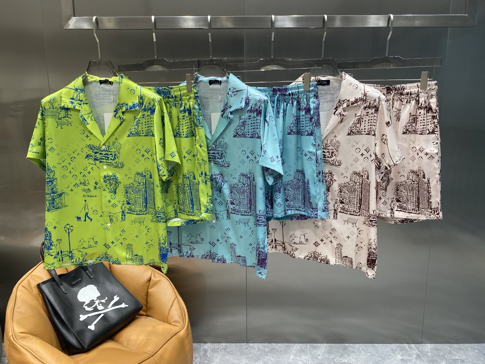 NO:510347,'Donkey Family' Casual pajamas set High-order silk silk fabric upgrade process upgrade Home clothing High-order Russian silk fabric skin-friendly and comfortable Home essentials Do not machine wash silk products, recommended to hand wash or wash bag code M-3XL the next day, louis vuitton, louis vuitton, real silk, alexander wang19860909《驴家》 休闲睡衣套装 高订天绸丝面料升级工艺升级 家居服 高定俄罗丝面料亲肤轻柔舒适 家居必备 真丝产品切勿机洗,建议 手洗或者洗衣袋洗 码数M-3XL隔天,,louis vuitton,louis vuitton,real silk,alexander wang,Men's clothing