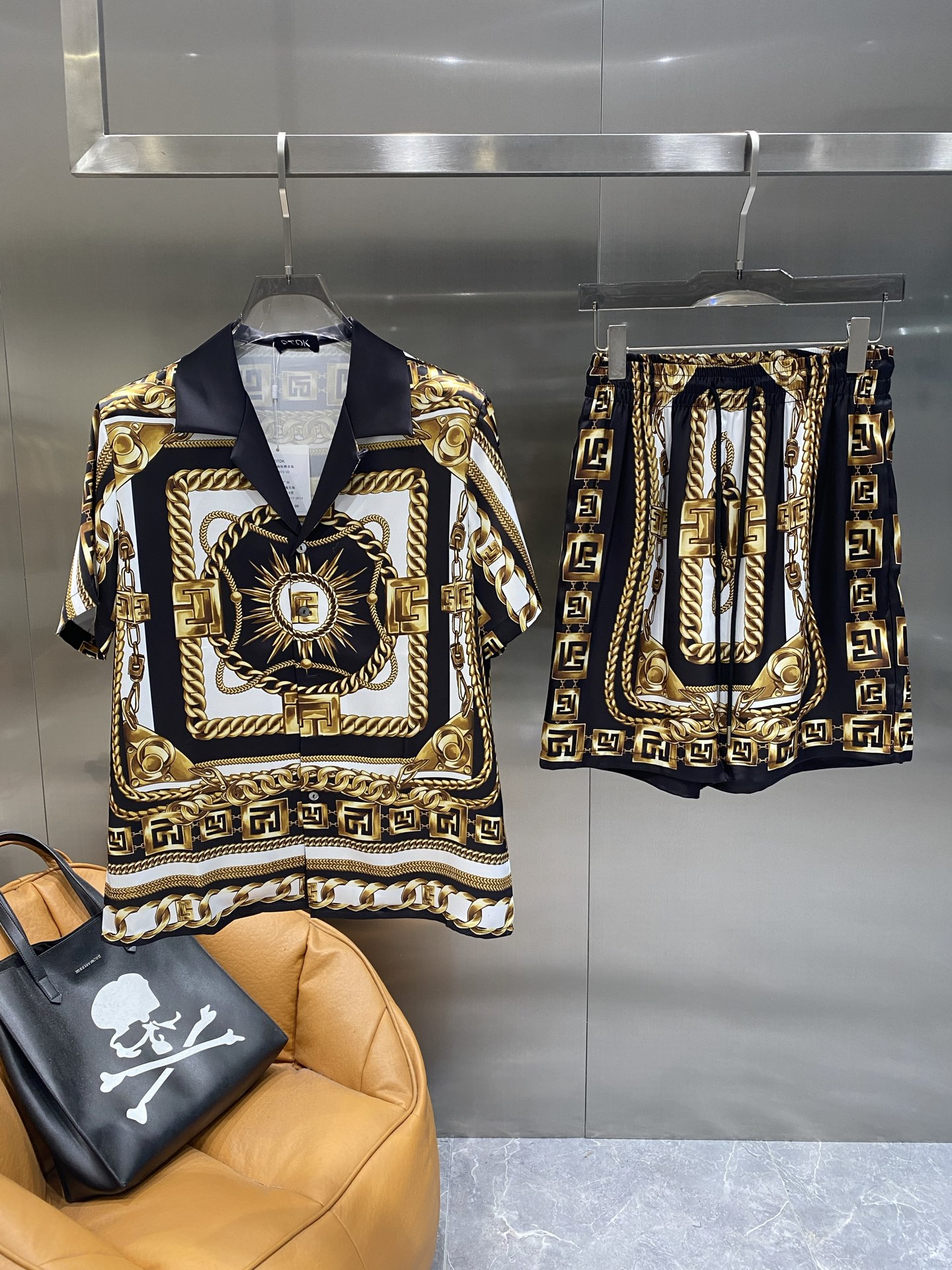 NO:510341,'Fan Jia' Casual pajamas set High-order silk silk fabric upgrade process upgrade Home clothing High-order Russian silk fabric skin-friendly and comfortable Home essentials Do not machine wash silk products, recommended to hand wash or wash bag number M-3XL the next day, real silk, alexander wang19860909《范家》 休闲睡衣套装 高订天绸丝面料升级工艺升级 家居服 高定俄罗丝面料亲肤轻柔舒适 家居必备 真丝产品切勿机洗,建议 手洗或者洗衣袋洗 码数M-3XL隔天,,real silk,alexander wang,Men's clothing