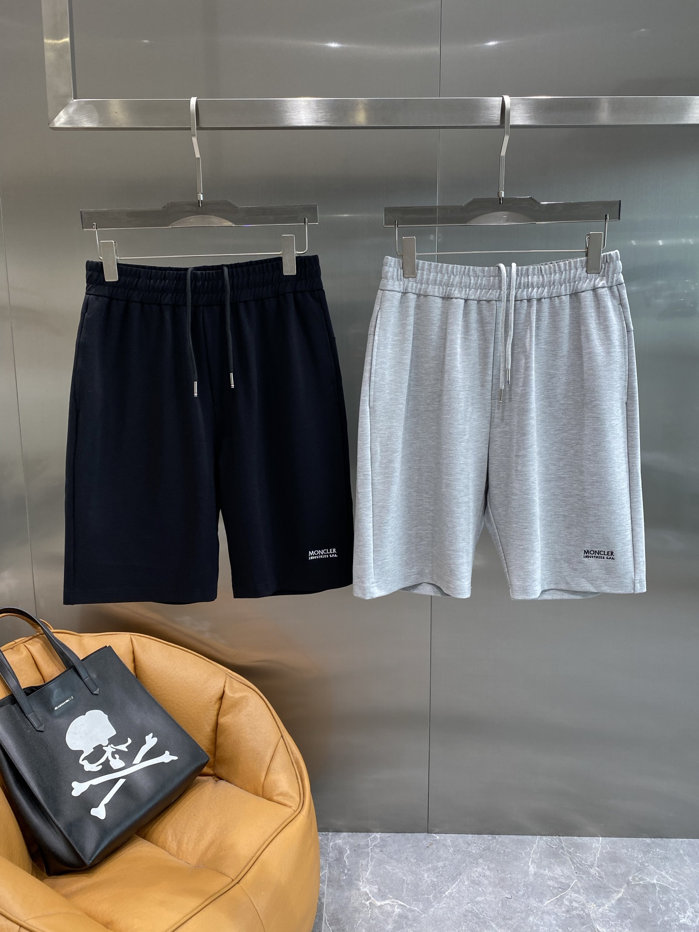 NO:510338,'Mengjia' Mask shorts, a must-have for cool and casual summer, classic and versatile, simple and smooth, elastic waist and drawstring design, convenient and comfortable. The small brand logo reveals a luxurious texture in a low-key manner. The fabric is soft and skin-friendly, M-3XL the next day, Moncler, shorts, alexander wang19860909《蒙家》 蒙口短裤,夏日酷帅休闲必备 经典又百搭,裤身简约流畅,松紧腰搭配抽绳设计,方便又舒适.小小的品牌标识,低调地透露出奢华质感.面料柔软亲肤,M-3XL隔天,,Moncler,shorts,alexander wang,Men's clothing