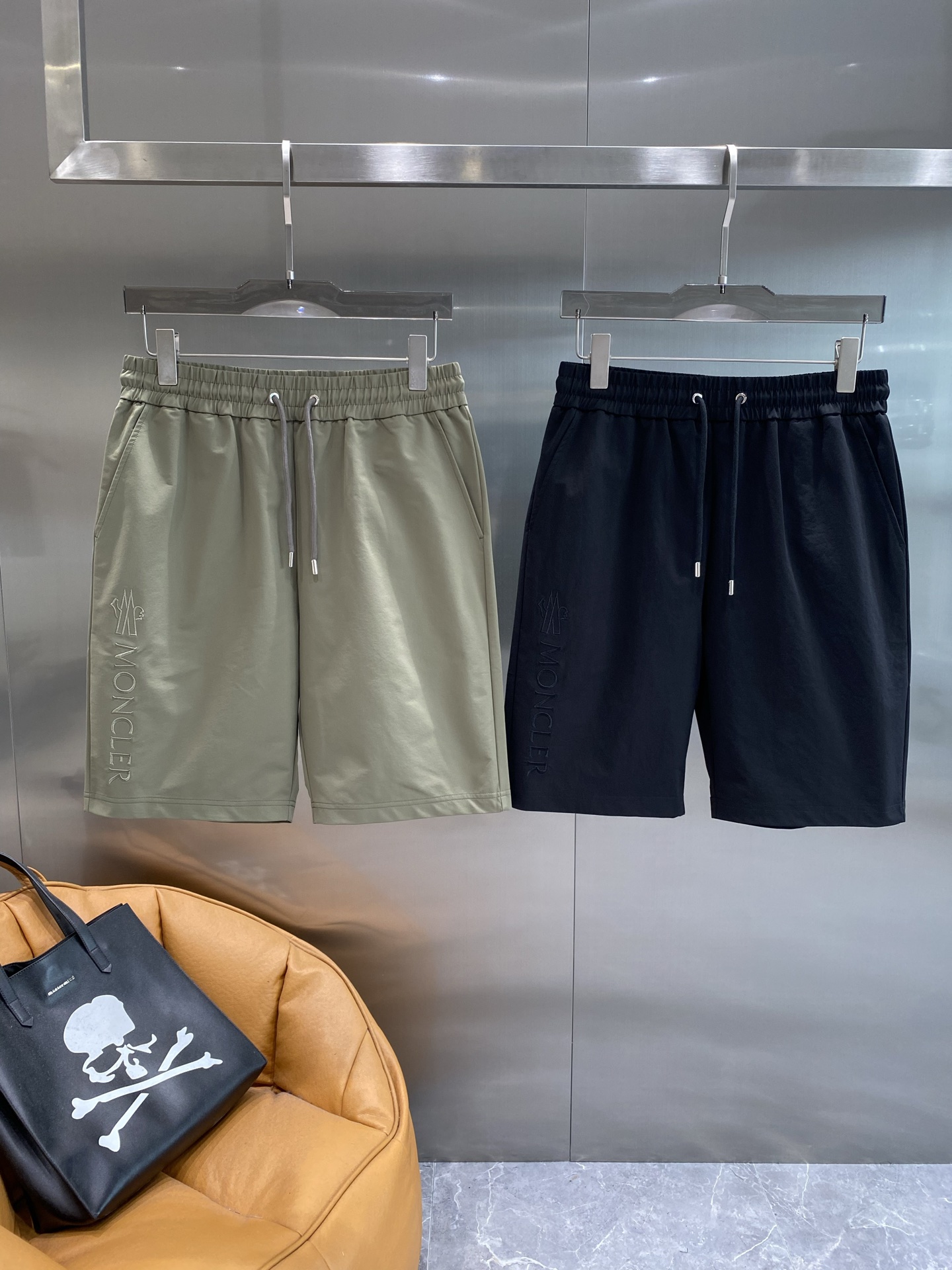 NO:510340,'Mengjia' Mossy Shorts The shorts are simple and atmospheric, and the exquisite brand logo on the sides is low-key to highlight the quality and style. The elastic waist and drawstring design are easy to adjust the waistline, which makes it comfortable and comfortable to wear M-3XL the next day, Moncler, shorts, alexander wang19860909《蒙家》 蒙口短裤 短裤简约又大气,侧边精致的品牌标识低调地彰显着品质与格调.松紧腰搭配抽绳设计,方便调节腰围,穿着舒适又自在M-3XL隔天,,Moncler,shorts,alexander wang,Men's clothing