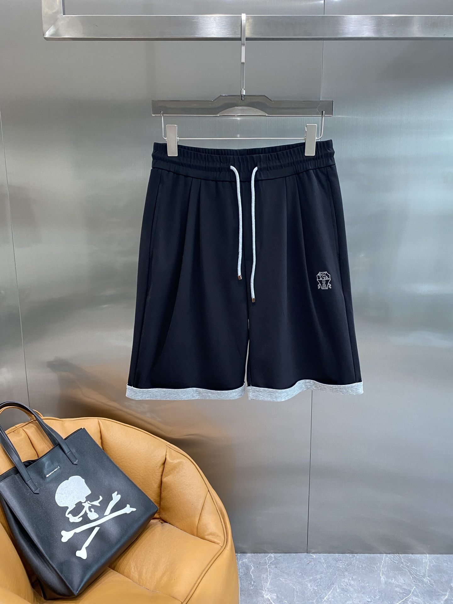 NO:510355,'Blue Family' Blue shorts, a summer casual trend choice. The black shorts are simple and atmospheric, the white drawstring adds a bit of fashion, and the gray details on the legs of the trousers are unique. The small brand logo is exquisite and low-key, showing the brand's charm. The fabric is comfortable and breathable, M-3XL the next day, shorts, alexander wang19860909《布鲁家》 布鲁提 短裤,夏日休闲潮流之选 黑色的短裤简约又大气,白色抽绳增添了几分时尚感,裤脚处的灰色细节设计独特.小小的品牌标志精致又低调,尽显品牌魅力. 面料舒适透气,M-3XL隔天,,shorts,alexander wang,Men's clothing