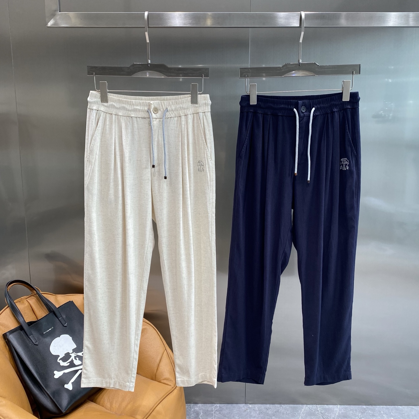 NO:510351,'Blue Family' Blue Cotton and linen trousers, summer comfort and fashion coexist. The trousers are simple and elegant, and the drawstring design at the waist is easy to adjust, adding a touch of casualness. The low-key brand logo of the trousers is exquisite and yet stylish. The next day, alexander wang19860909《布鲁家》 布鲁提 棉麻 长裤,夏日舒适与时尚并存 长裤简约大气,腰部的抽绳设计方便调节,增添了一丝随性.裤身低调的品牌标识,精致又不失格调.M-3XL隔天,,alexander wang,Men's clothing