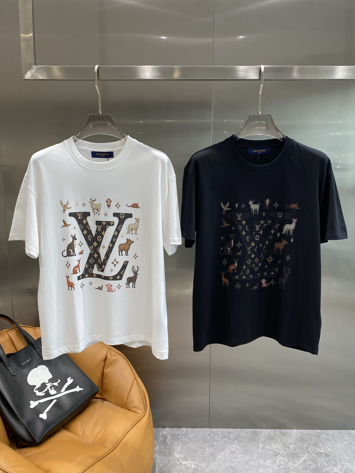 NO:510342,'Donkey House' LV T-shirt, summer animal print trend new style. The pure black body is classic and versatile. The animal prints on it are rich and interesting. Various animals such as goats, birds, and deer are intertwined with the iconic LV patterns, full of artistic and design sense, unique and eye-catching. S-XL the next day,, louis vuitton, louis vuitton, louis vuitton, tees, t-shirt, alexander wang19860909《驴家》 LV T恤,夏日动物印花潮流新风尚 纯黑色的衣身经典又百搭,上面的动物印花图案丰富有趣,山羊、飞鸟、小鹿等各种动物与标志性的LV图案相互交织,充满了艺术感和设计感,独特又吸睛.S-XL隔天,,louis vuitton,louis vuitton,louis vuitton,tees，t-shirt,alexander wang,Men's clothing