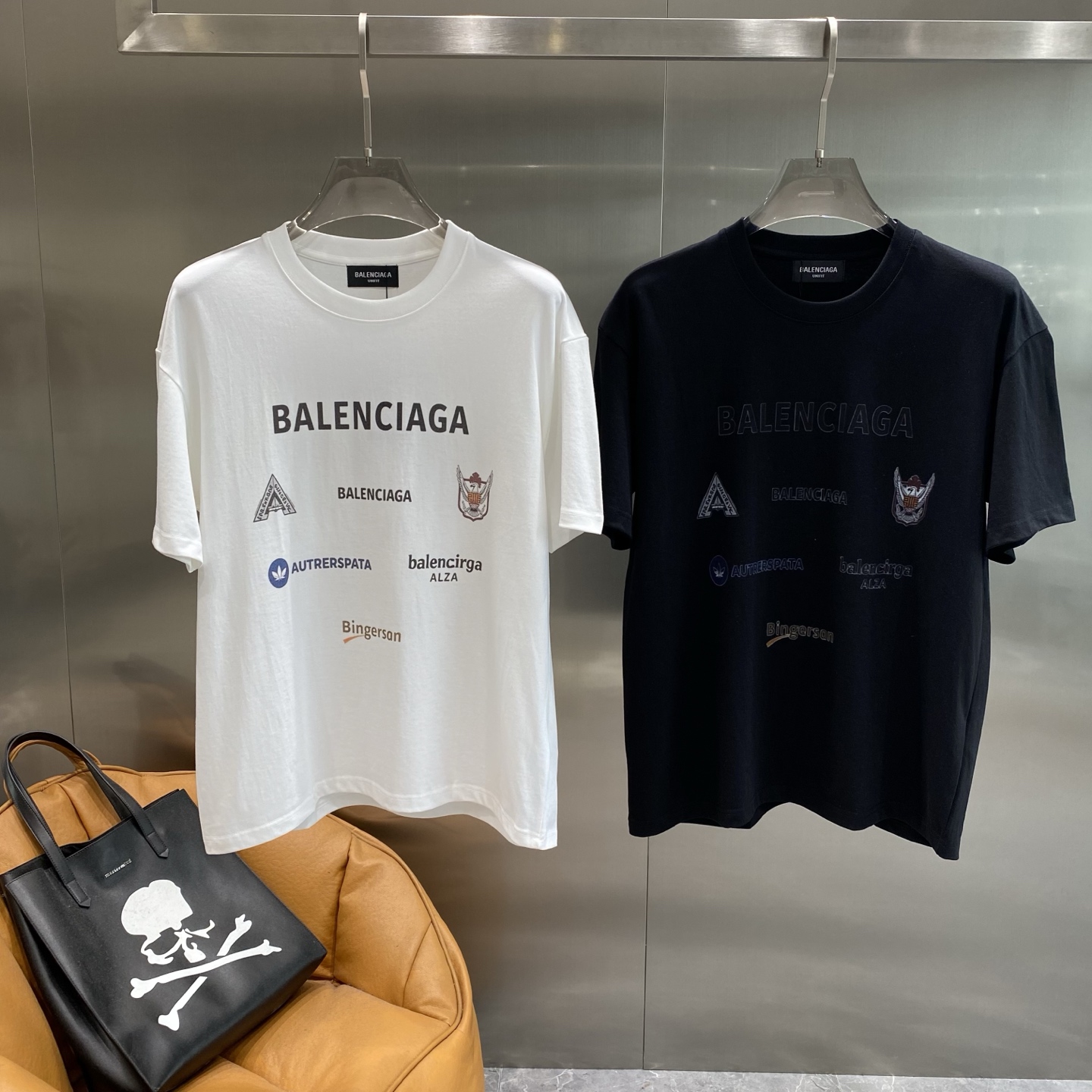 NO:510346,'Paris Home' Balenciaga T-shirt, a summer trendy choice of simple and elegant, the words 'BALENCIAGA' and various unique small logos, personalized and eye-catching, and every detail shows the brand's trendy attitude. The fabric is soft and comfortable, S-XL the next day, ,balenciaga,balenciaga,balenciaga,tees,t-shirt,alexander wang19860909《巴黎家》 巴黎世家T恤,夏日潮流个性之选简约大气,“BALENCIAGA”字样,还有各种独特的小标志,个性又吸睛,每一处细节都彰显着品牌的潮流态度.面料柔软舒适,S-XL隔天,,balenciaga,balenciaga,balenciaga,tees，t-shirt,alexander wang,Men's clothing