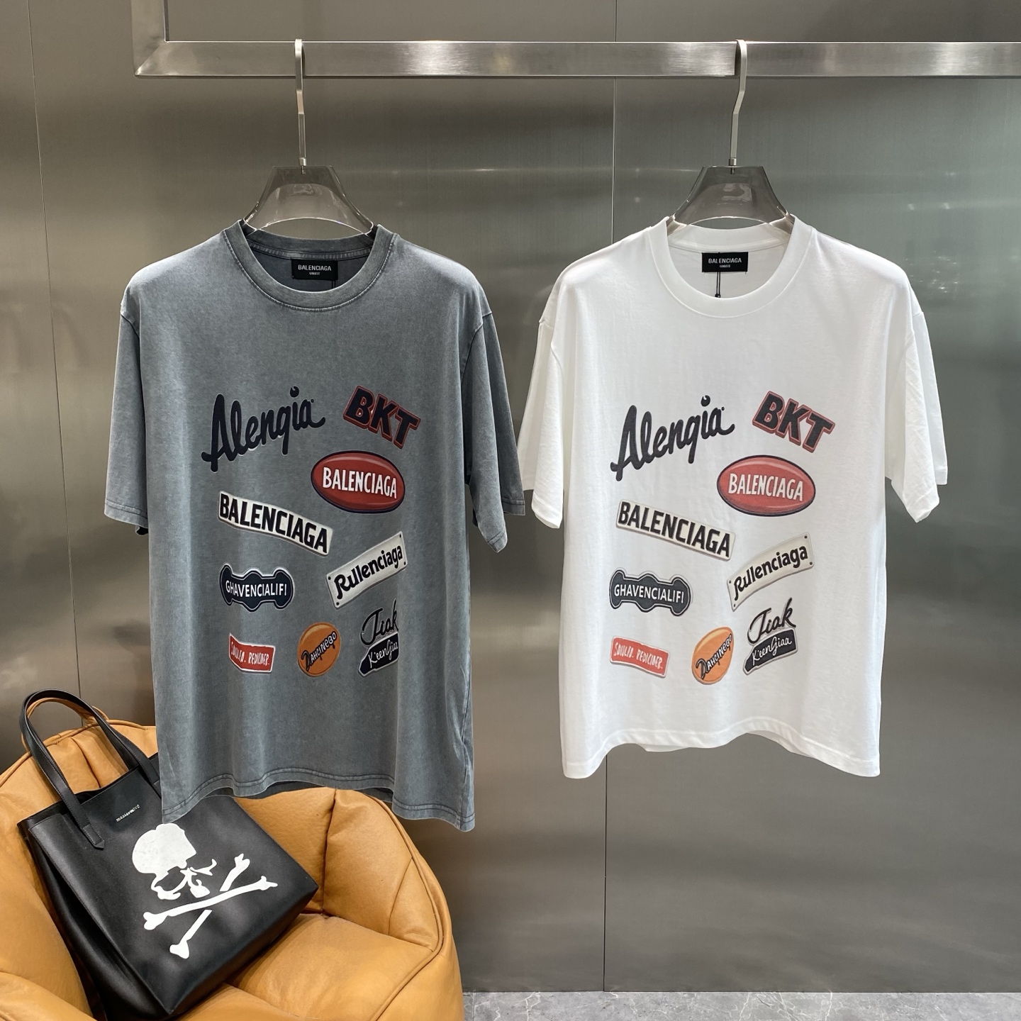 NO:510348,'Paris Home' Balenciaga T-shirt, summer retro trend check-in, old light gray tones, with a sense of age. The body is covered with brand logos and letter printing in various shapes and colors, fashion passwords, retro and personality, S-XL the next day,,balenciaga,balenciaga,tees,t-shirt,alexander wang19860909《巴黎家》 巴黎世家T恤,夏日复古潮流打卡 做旧的浅灰色调,自带年代感.衣身布满了各种不同形状、颜色的品牌标识和字母印花,时尚密码,复古又个性,S-XL隔天,,balenciaga,balenciaga,tees，t-shirt,alexander wang,Men's clothing