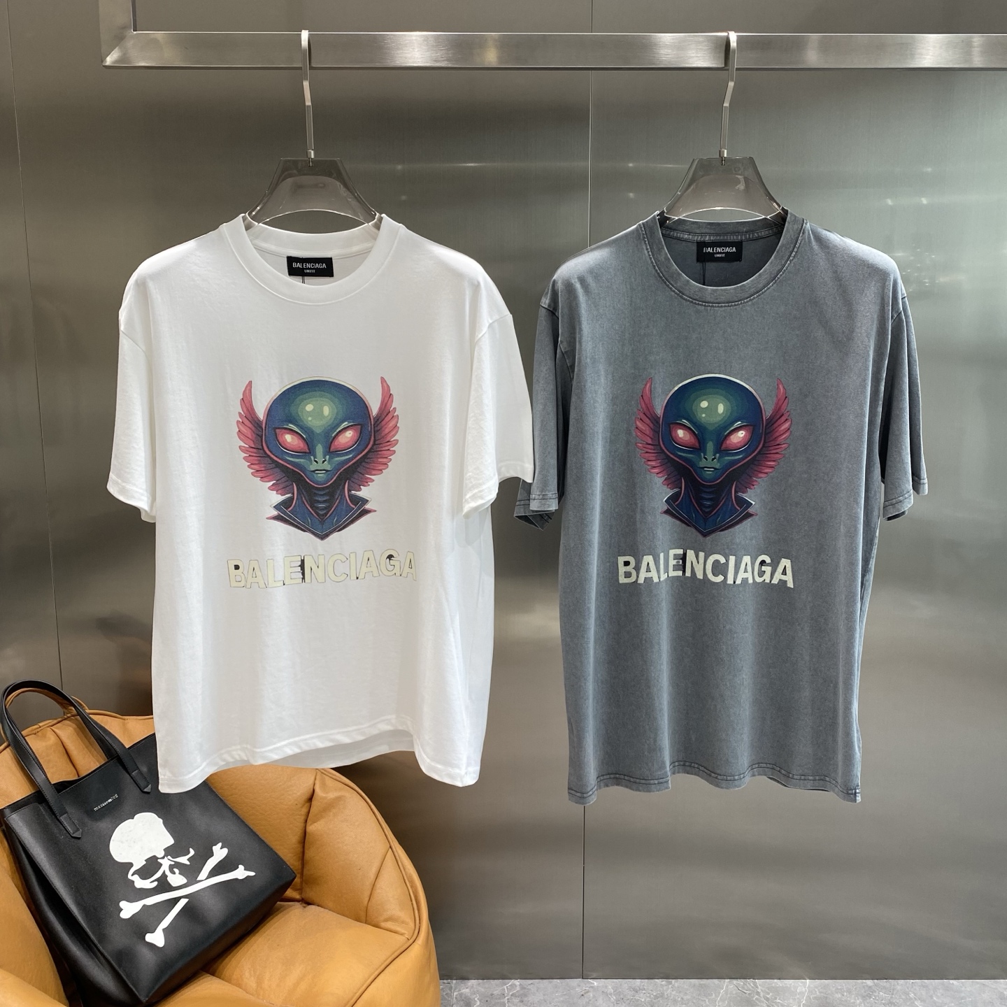 NO:510350,'Paris Home' Balenciaga T-shirt, summer sci-fi trend is coming. Light gray old fabric has a retro texture. The front is super cool alien pattern, blue-green gradient skin, red eyes, and pink wings, full of science fiction. The words 'BALENCIAGA' below perfectly integrate the trend with the brand. S-XL the next day,, balenciaga, balenciaga, balenciaga, tees, t-shirt, alexander wang19860909《巴黎家》 巴黎世家T恤,夏日科幻潮流来袭 浅灰色的做旧面料,自带复古质感.正面超炫的外星人图案,蓝绿渐变的皮肤、红色的眼睛,搭配粉色翅膀,充满了科幻感.下方“BALENCIAGA”的字样,将潮流与品牌完美融合.S-XL隔天,,balenciaga,balenciaga,balenciaga,tees，t-shirt,alexander wang,Men's clothing