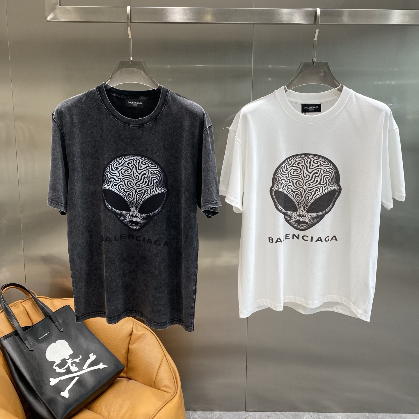 NO:510352,'Paris Home' Balenciaga T-shirt, mysterious alien style in summer. Dark gray old fabric is full of retro charm. The patterns of aliens on it are super eye-catching, and the black and white lines intertwined with complex patterns. The deep eyes seem to hide the secrets of the universe. The words 'BALENCIAGA' are low-key and stylish. The fabric is comfortable and breathable. S-XL the next day, ,balenciaga,balenciaga,balenciaga,tees,t-shirt,alexander wang19860909《巴黎家》 巴黎世家T恤,夏日神秘外星风穿搭 深灰色做旧的面料,复古韵味十足.上面外星人的图案超吸睛,黑白线条交织出复杂的纹路,深邃的眼睛仿佛藏着宇宙的秘密,“BALENCIAGA”字样低调又不失格调. 面料舒适透气,S-XL隔天,,balenciaga,balenciaga,balenciaga,tees，t-shirt,alexander wang,Men's clothing