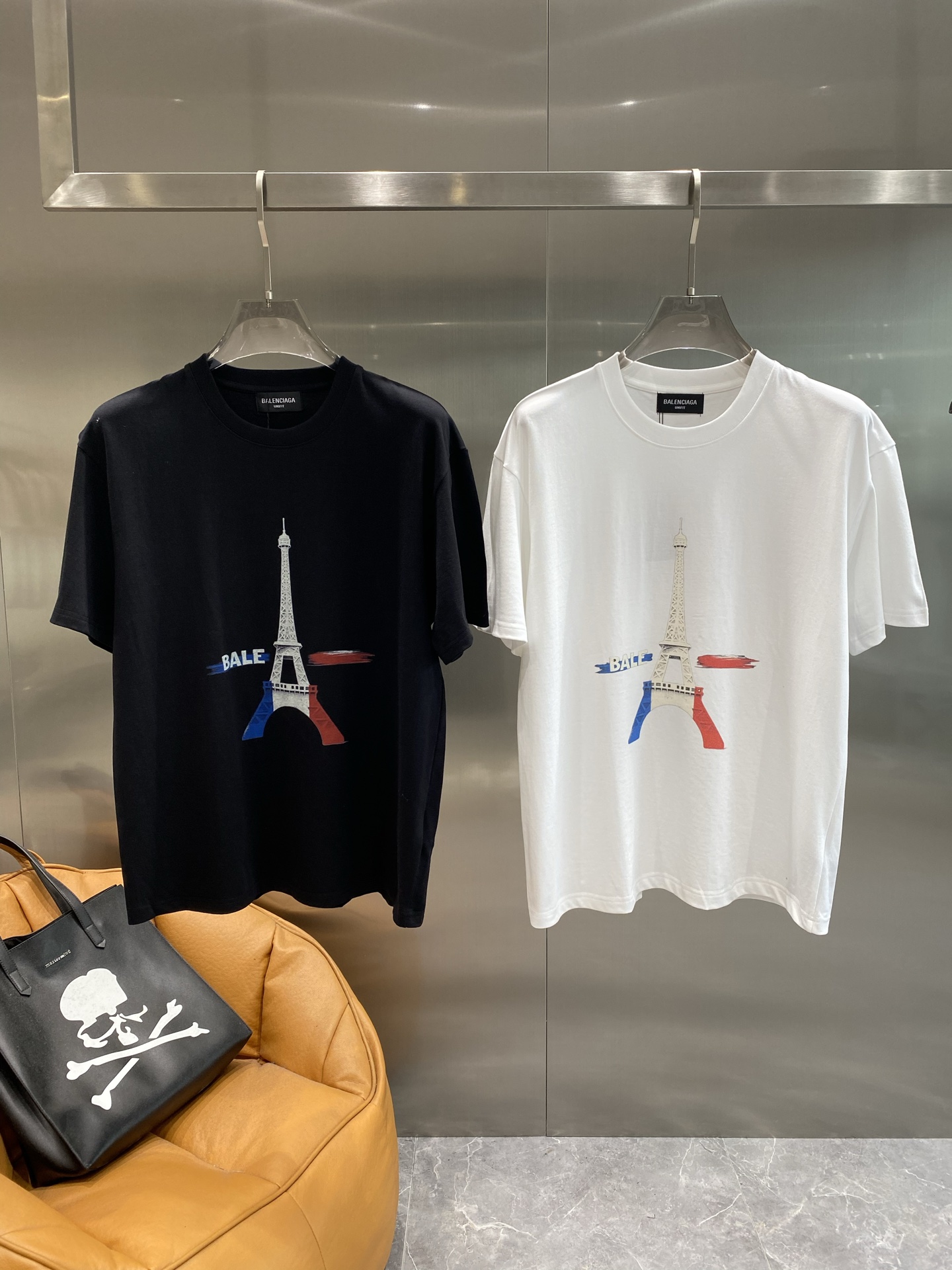 NO:510354,'Paris Home' Balenciaga T-shirt, summer romantic Paris style, classic and versatile, the Eiffel Tower in the middle is exquisite and eye-catching, the clever use of blue, white and red, the agile interpretation of the French flag, the word 'BALE' adds a sense of fashion. The fabric is soft and comfortable, S-XL the next day,,balenciaga,balenciaga,balenciaga,tees,t-shirt,alexander wang19860909《巴黎家》 巴黎世家T恤,夏日浪漫巴黎风情 经典又百搭,中间的埃菲尔铁塔图案精致又醒目,蓝、白、红三色的巧妙运用,法国国旗的灵动演绎,“BALE”字样更添时尚感. 面料柔软舒适,S-XL隔天,,balenciaga,balenciaga,balenciaga,tees，t-shirt,alexander wang,Men's clothing